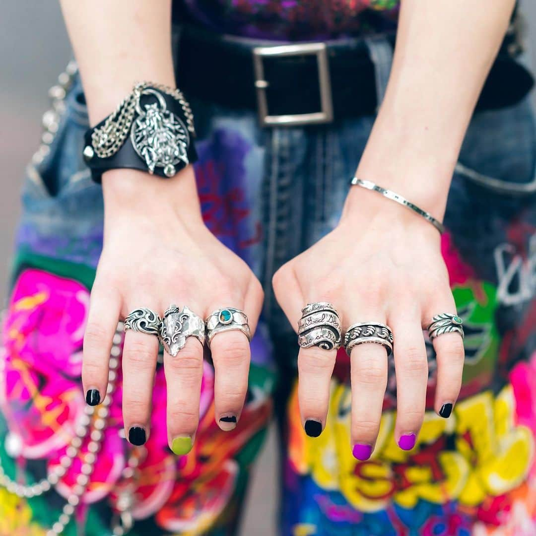 Harajuku Japanさんのインスタグラム写真 - (Harajuku JapanInstagram)「20-year-old Japanese student Achiha (@kuso_murasaki) on the street in Harajuku wearing Levi’s that he hand painted graffiti onto, a vintage Grateful Dead t-shirt, Nacht accessories, and Dr. Martens boots.」6月13日 4時43分 - tokyofashion