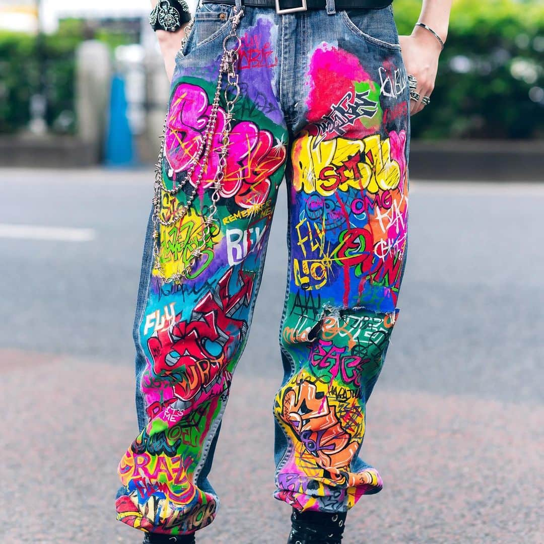 Harajuku Japanさんのインスタグラム写真 - (Harajuku JapanInstagram)「20-year-old Japanese student Achiha (@kuso_murasaki) on the street in Harajuku wearing Levi’s that he hand painted graffiti onto, a vintage Grateful Dead t-shirt, Nacht accessories, and Dr. Martens boots.」6月13日 4時43分 - tokyofashion