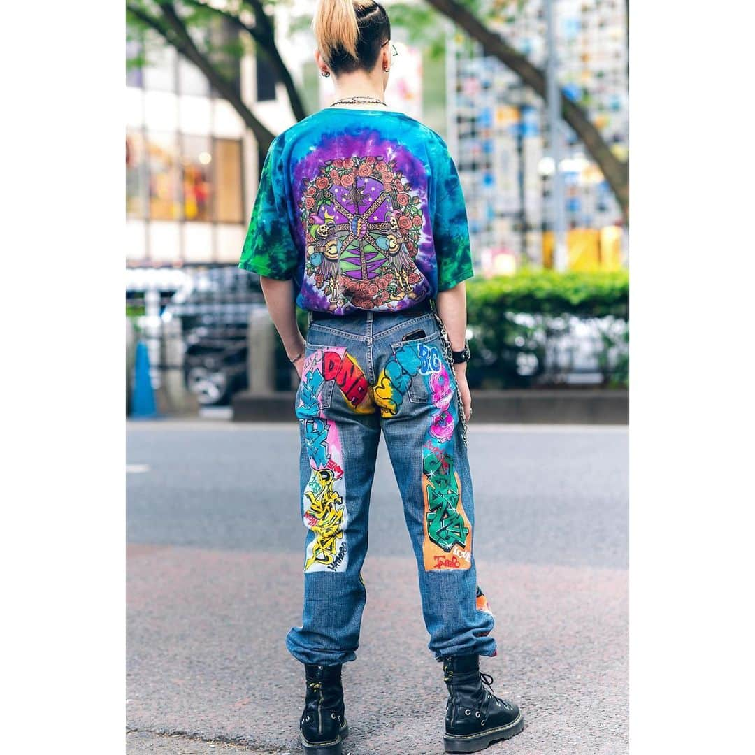 Harajuku Japanさんのインスタグラム写真 - (Harajuku JapanInstagram)「20-year-old Japanese student Achiha (@kuso_murasaki) on the street in Harajuku wearing Levi’s that he hand painted graffiti onto, a vintage Grateful Dead t-shirt, Nacht accessories, and Dr. Martens boots.」6月13日 4時43分 - tokyofashion