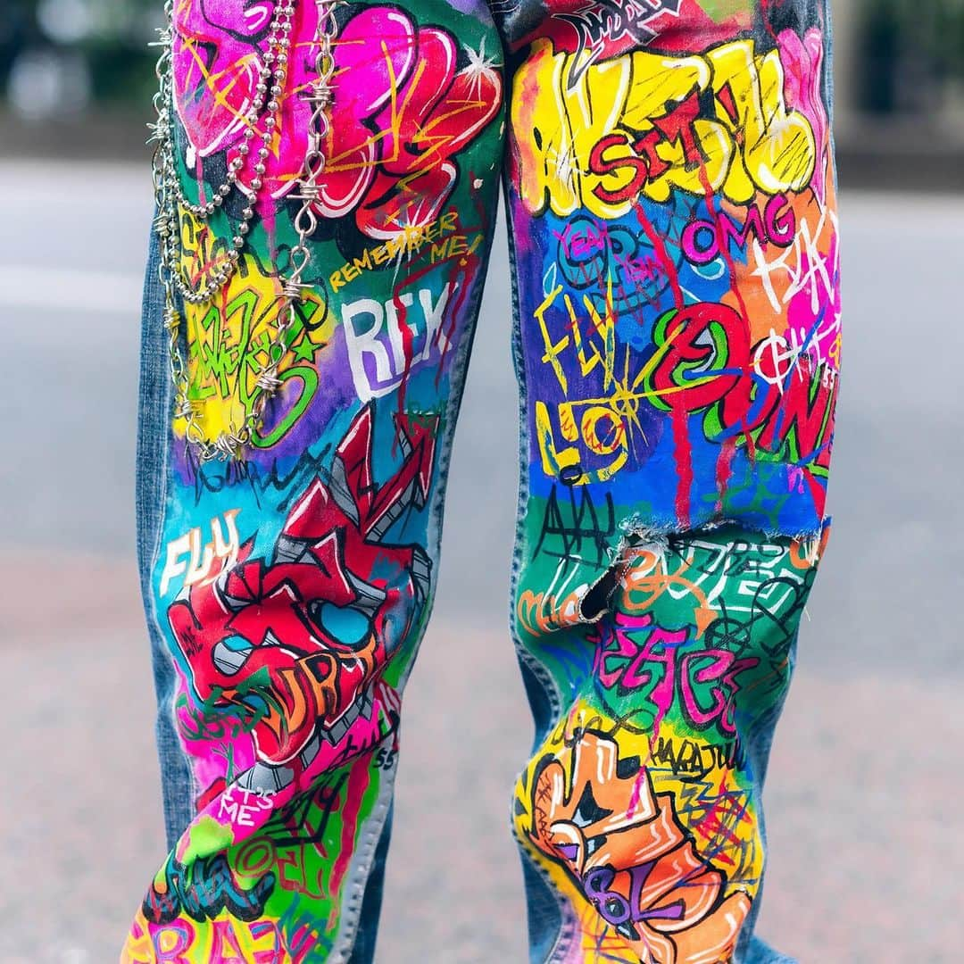 Harajuku Japanさんのインスタグラム写真 - (Harajuku JapanInstagram)「20-year-old Japanese student Achiha (@kuso_murasaki) on the street in Harajuku wearing Levi’s that he hand painted graffiti onto, a vintage Grateful Dead t-shirt, Nacht accessories, and Dr. Martens boots.」6月13日 4時43分 - tokyofashion