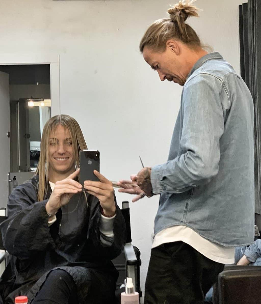 アンジェリーク・ケルバーさんのインスタグラム写真 - (アンジェリーク・ケルバーInstagram)「@benclockonego ✂is known for his radical haircuts... and eventually we did cut 2cm off 🙌🏻 💥」6月13日 4時43分 - angie.kerber