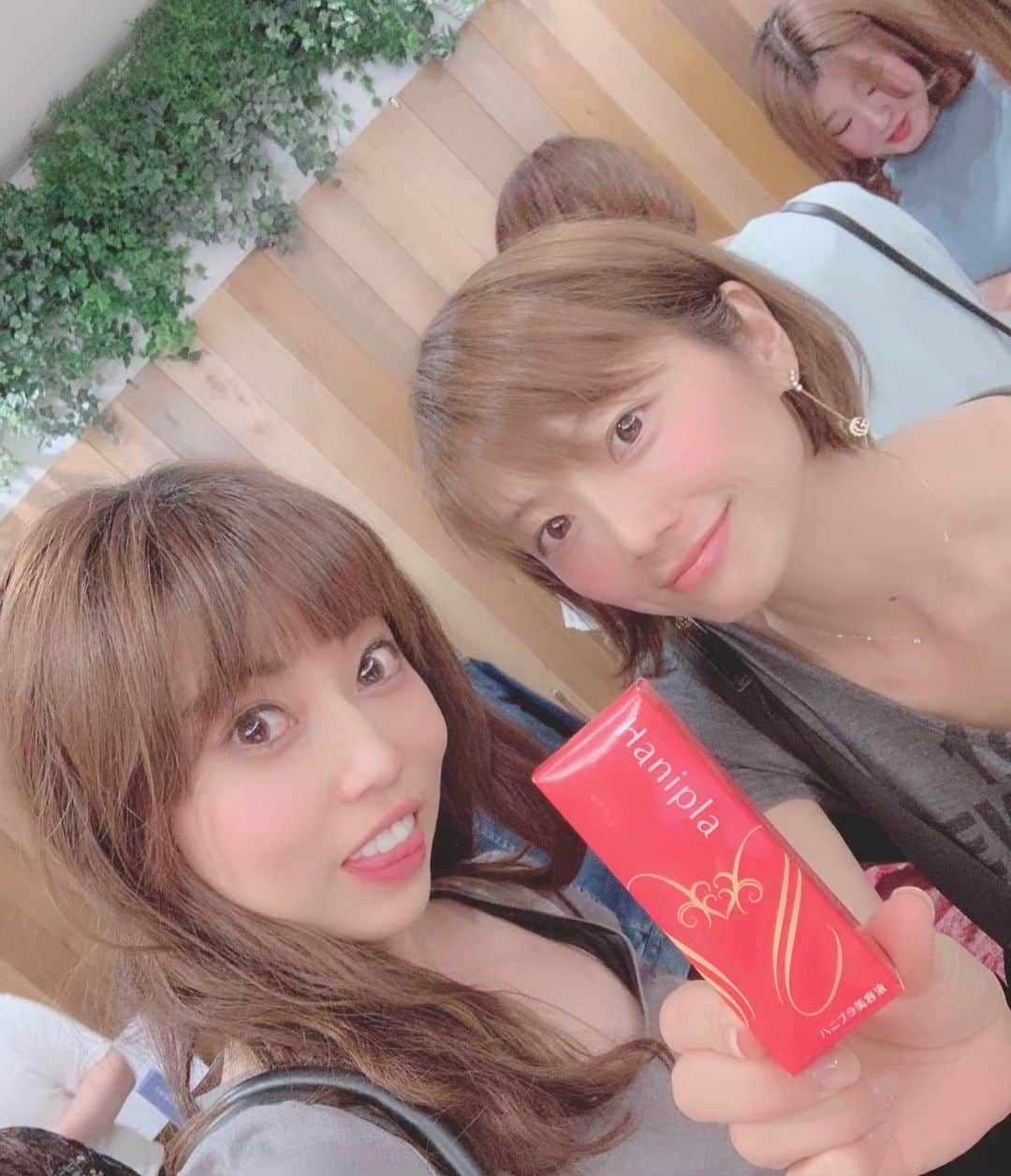 前田友理香さんのインスタグラム写真 - (前田友理香Instagram)「ひぃたんとイベントに来ております！ 女子力アップできますよーに！  #ハニプラ美容液 #meninajoue #メニジュ#女子力 #イベント#Summer2019」6月13日 14時10分 - yurikamaeda