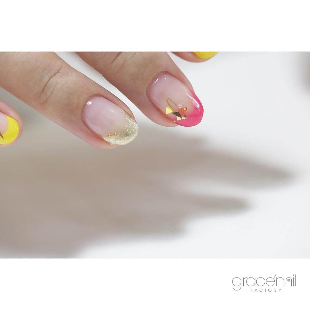 gracenailfactoryさんのインスタグラム写真 - (gracenailfactoryInstagram)「_____ . neon french . . . #nail #nailsalon #naildesign #nailart #gel #gelart #gelnail #ネイル #ネイルデザイン #ネイルアート #ネイリスト #大阪ネイルサロン #グレースネイルファクトリー  #大人ネイル #人気ネイル #大阪ネイル  #堀江ネイル  #四ツ橋ネイル #シンプルネイル #ショートネイル  #夏ネイル #カジュアルネイル #ニュアンスネイル」6月13日 14時15分 - gracenailfactory