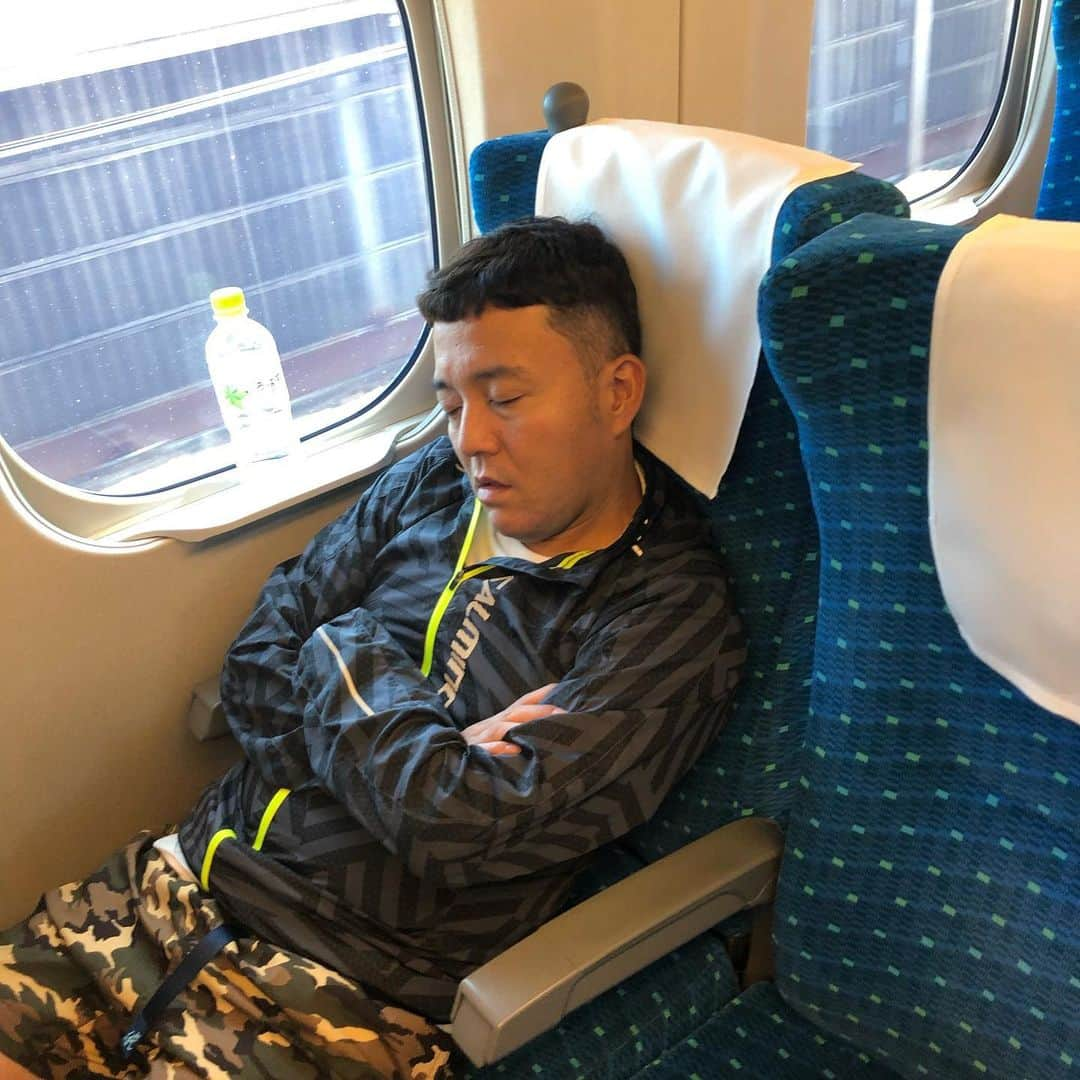 ゴリけんさんのインスタグラム写真 - (ゴリけんInstagram)「今日も遠くへ行ってきまーす！ 移動中の  眠シュート部隊！  #ゴリパラ見聞録」6月13日 14時18分 - goriken1024