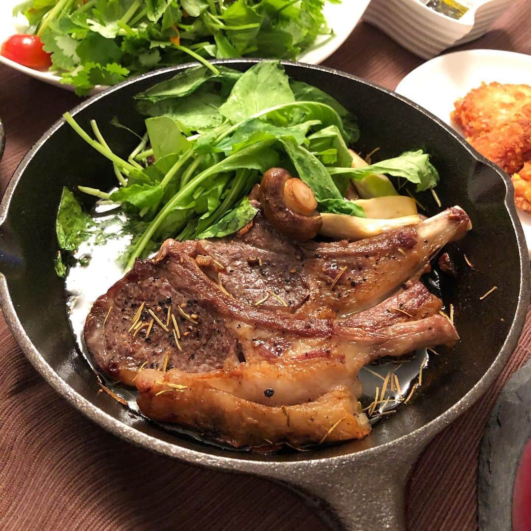 のインスタグラム：「お家ごはん🏡🍽 ラム肉をゲットしたのでプチ贅沢✨ 🍳調理方法 まずラム肉を叩いて柔らかくしたあと、 塩こしょうを両面に振りかけて、 ・ローズマリー ・にんにく ・オリーブオイル をジップロックに入れて揉み揉み☝️ そのまま冷蔵庫に20分寝かせる。 あとは焼くだけ！簡単！！！ 臭みも無く、とっても美味しく仕上がりました✨ ローズマリーは小瓶に入った乾燥のもので充分🙆‍♀️ スペアリブとか牛肉でも、 同じ調理方法で美味しくできそうやけん 今度また作ってみよっと😋🥰💕 ps.左上にちらっと映ってるのは、 パクチーサラダ🥗左上はハムカツです←w . . . . #お家ご飯#夜ごはん#夕食#ラムチョップ#ラム肉#酵素#高タンパク#低脂質#趣味#料理#手作り#肉#肉好きな人と繋がりたい#肉食女子#cooking#dinner #パクチー#サラダ#ハムカツ#ヘルシー#salad#healthyfood#ram#beef#love#instafood#instacooking#instapic#mycooking#delicious」