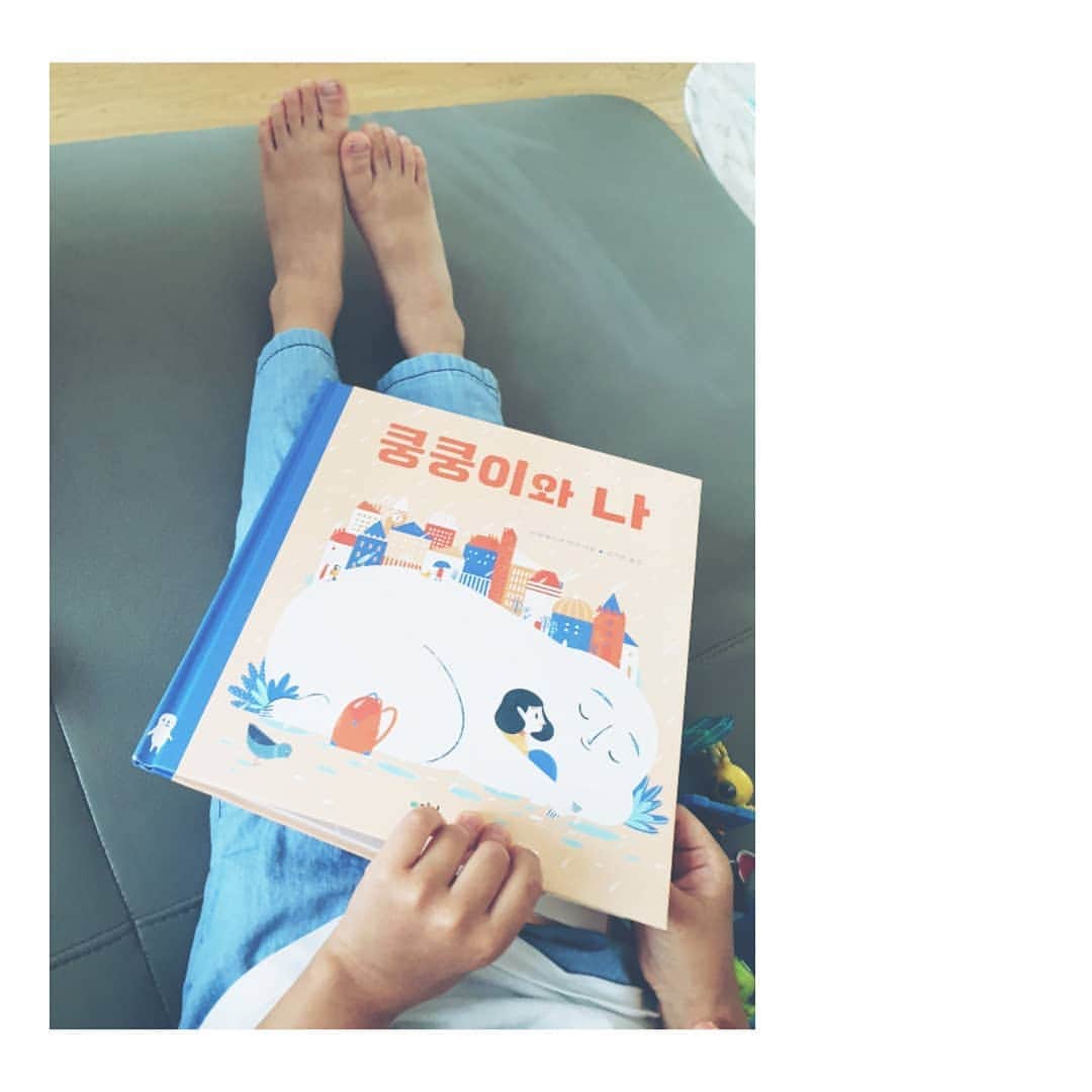 ソ・ユジンさんのインスタグラム写真 - (ソ・ユジンInstagram)「계속 또 읽어달라고 하는 책 #손으로말해요 🖐 참 따듯하네~  용희가 너무 좋아하는 #쿵쿵이와나 👁는 나도 함께 많은 생각을 하게 되는 책」6月13日 14時23分 - yujin_so