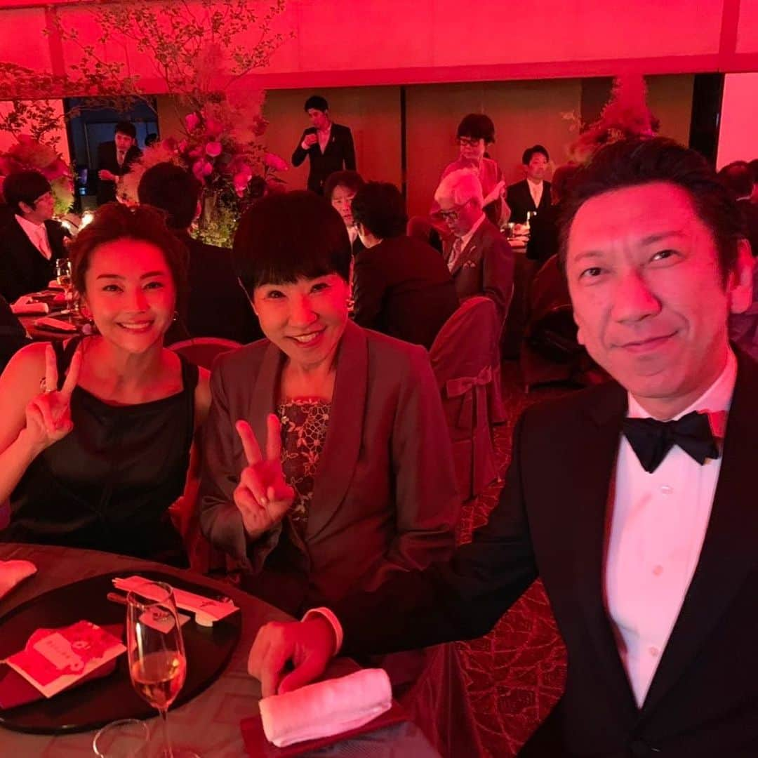 布袋寅泰さんのインスタグラム写真 - (布袋寅泰Instagram)「友人の結婚パーティーで和田アキ子さん、観月ありささんと和やかな時間を。またお会いできますように。 @alisa_mizuki @ako50th  #布袋寅泰 #和田アキ子 #観月ありさ #weddingparty」6月13日 14時29分 - hotei_official