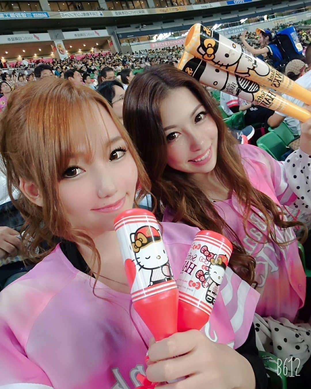 美沙さんのインスタグラム写真 - (美沙Instagram)「2019.06.11 もえちゃんと阪神戦🐯⚾️ T2-2H 🐯vs🦅 . 試合の流れ的に9時前には終わるかな〜 と思ってたらまさかの9回で同点で延長で12回までやって結局引き分けかいwwwつって笑 . 延長なってからの試合展開楽しかったー！ 席三塁側やったけん阪神ファンに埋もれてた🐯 甲子園で試合みたい✨ . 球場ついて 美沙『阪神の応援ほんとすごいね！』 もえ『ねー！ファン多いねー！相手どこー？』 . ワロタ . #もえちゃん #野球無知 #天然 #ぶっ飛び #baseball #野球 #プロ野球 #⚾️ #交流戦 #阪神タイガース #🐯 #福岡ソフトバンクホークス #sbhawks #野球好きな人と繋がりたい」6月13日 14時32分 - misa0623r