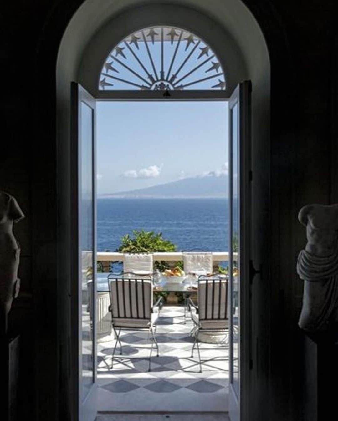 The Cool Hunterさんのインスタグラム写真 - (The Cool HunterInstagram)「Breakfast served on the grandest of balconies in @villa_astor with views over the bay of Naples. #thecoolhunter #villaastor #sorrentoitaly @theheritagecollection」6月13日 14時44分 - thecoolhunter_