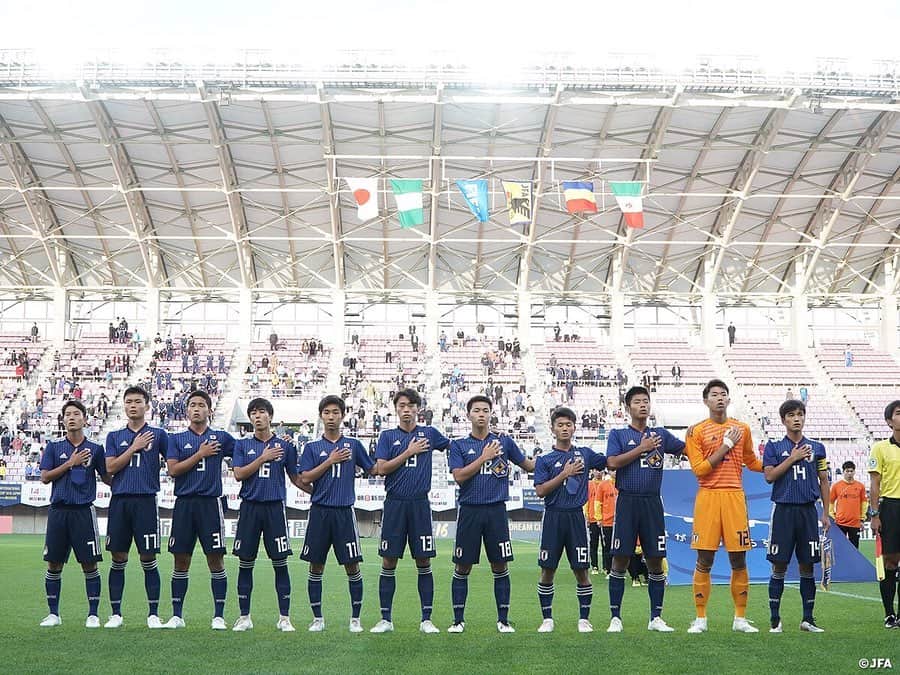 日本サッカー協会さんのインスタグラム写真 - (日本サッカー協会Instagram)「📸Match Photos① ・ U-16日本代表は6月12日(水)、インターナショナルドリームカップ2019 JAPAN presented by 朝日新聞の初戦、U-16ルーマニア代表との試合に臨みました。 ・ 1点ビハインドで前半が終了しますが、78分、代わって入ったばかりの千葉寛汰選手（清水エスパルスユース）が前線への浮き玉のパスに反応し、最後は冷静にゴールに流し込み、同点に追いつきます。 ・ 今大会規定により、試合は延長線を挟まずにPK戦へ突入。2本目後攻ルーマニアのキックをGK高橋一平選手（ヴィッセル神戸U-18）がセーブ。3本目、4本目も日本は冷静に決めると、4本目後攻のルーマニアのキックはクロスバーに当たり、PK戦を4-2で日本が勝利し、勝点2を獲得しました。※PK戦での勝利は勝点2 ・ 次戦、U-16日本代表は14日(金)にU-16ナイジェリア代表と対戦します。 ・ 🏆U-16インターナショナルドリームカップ2019 JAPAN presented by 朝日新聞 🆚U-16ルーマニア代表🇷🇴 📍ユアテックスタジアム仙台 🎫入場無料！ 📺スカパー！　/　JFATV ・ GK 12 #高橋一平	 DF 2 #諏訪間幸成	 DF 3 #松木玖生	 DF 13 #森田翔	 DF 17 #工藤孝太	 MF 7 #豊田晃大	→79' DF 5 #大迫蒼人 MF 14 #山根陸 (Cap.) MF 15 #中村仁郎	→63' MF 6 #東廉 MF 16 #山崎太新　→HT MF 8 #三木仁太 FW 11 #原直生	→HT FW 9 #勝島新之助 FW 18 #河野孝汰 →63' FW 10 #千葉寛汰 ・ #daihyo #jfa」6月13日 14時44分 - japanfootballassociation
