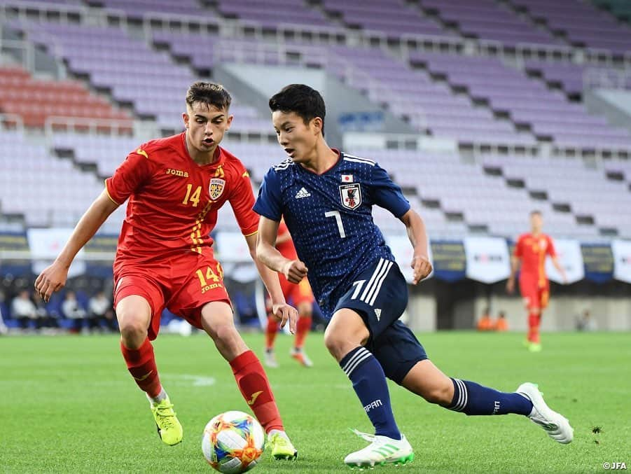 日本サッカー協会さんのインスタグラム写真 - (日本サッカー協会Instagram)「📸Match Photos① ・ U-16日本代表は6月12日(水)、インターナショナルドリームカップ2019 JAPAN presented by 朝日新聞の初戦、U-16ルーマニア代表との試合に臨みました。 ・ 1点ビハインドで前半が終了しますが、78分、代わって入ったばかりの千葉寛汰選手（清水エスパルスユース）が前線への浮き玉のパスに反応し、最後は冷静にゴールに流し込み、同点に追いつきます。 ・ 今大会規定により、試合は延長線を挟まずにPK戦へ突入。2本目後攻ルーマニアのキックをGK高橋一平選手（ヴィッセル神戸U-18）がセーブ。3本目、4本目も日本は冷静に決めると、4本目後攻のルーマニアのキックはクロスバーに当たり、PK戦を4-2で日本が勝利し、勝点2を獲得しました。※PK戦での勝利は勝点2 ・ 次戦、U-16日本代表は14日(金)にU-16ナイジェリア代表と対戦します。 ・ 🏆U-16インターナショナルドリームカップ2019 JAPAN presented by 朝日新聞 🆚U-16ルーマニア代表🇷🇴 📍ユアテックスタジアム仙台 🎫入場無料！ 📺スカパー！　/　JFATV ・ GK 12 #高橋一平	 DF 2 #諏訪間幸成	 DF 3 #松木玖生	 DF 13 #森田翔	 DF 17 #工藤孝太	 MF 7 #豊田晃大	→79' DF 5 #大迫蒼人 MF 14 #山根陸 (Cap.) MF 15 #中村仁郎	→63' MF 6 #東廉 MF 16 #山崎太新　→HT MF 8 #三木仁太 FW 11 #原直生	→HT FW 9 #勝島新之助 FW 18 #河野孝汰 →63' FW 10 #千葉寛汰 ・ #daihyo #jfa」6月13日 14時44分 - japanfootballassociation