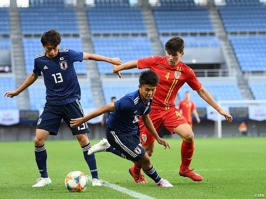 日本サッカー協会さんのインスタグラム写真 - (日本サッカー協会Instagram)「📸Match Photos① ・ U-16日本代表は6月12日(水)、インターナショナルドリームカップ2019 JAPAN presented by 朝日新聞の初戦、U-16ルーマニア代表との試合に臨みました。 ・ 1点ビハインドで前半が終了しますが、78分、代わって入ったばかりの千葉寛汰選手（清水エスパルスユース）が前線への浮き玉のパスに反応し、最後は冷静にゴールに流し込み、同点に追いつきます。 ・ 今大会規定により、試合は延長線を挟まずにPK戦へ突入。2本目後攻ルーマニアのキックをGK高橋一平選手（ヴィッセル神戸U-18）がセーブ。3本目、4本目も日本は冷静に決めると、4本目後攻のルーマニアのキックはクロスバーに当たり、PK戦を4-2で日本が勝利し、勝点2を獲得しました。※PK戦での勝利は勝点2 ・ 次戦、U-16日本代表は14日(金)にU-16ナイジェリア代表と対戦します。 ・ 🏆U-16インターナショナルドリームカップ2019 JAPAN presented by 朝日新聞 🆚U-16ルーマニア代表🇷🇴 📍ユアテックスタジアム仙台 🎫入場無料！ 📺スカパー！　/　JFATV ・ GK 12 #高橋一平	 DF 2 #諏訪間幸成	 DF 3 #松木玖生	 DF 13 #森田翔	 DF 17 #工藤孝太	 MF 7 #豊田晃大	→79' DF 5 #大迫蒼人 MF 14 #山根陸 (Cap.) MF 15 #中村仁郎	→63' MF 6 #東廉 MF 16 #山崎太新　→HT MF 8 #三木仁太 FW 11 #原直生	→HT FW 9 #勝島新之助 FW 18 #河野孝汰 →63' FW 10 #千葉寛汰 ・ #daihyo #jfa」6月13日 14時44分 - japanfootballassociation