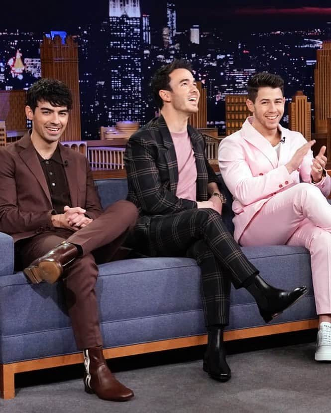 Just Jaredさんのインスタグラム写真 - (Just JaredInstagram)「The @jonasbrothers’ reunion secret was almost spoiled by someone very close to them! Click this photo in the link in bio to find out more! #JonasBrothers #NickJonas #JoeJonas #KevinJonas #TheTonightShow Photo: NBC」6月13日 14時51分 - justjared