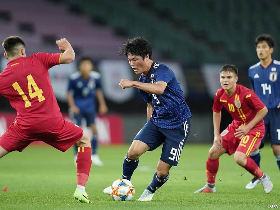 日本サッカー協会さんのインスタグラム写真 - (日本サッカー協会Instagram)「📸Match Photos② ・ U-16日本代表は6月12日(水)、インターナショナルドリームカップ2019 JAPAN presented by 朝日新聞の初戦、U-16ルーマニア代表との試合に臨みました。 ・ 1点ビハインドで前半が終了しますが、78分、代わって入ったばかりの千葉寛汰選手（清水エスパルスユース）が前線への浮き玉のパスに反応し、最後は冷静にゴールに流し込み、同点に追いつきます。 ・ 今大会規定により、試合は延長線を挟まずにPK戦へ突入。2本目後攻ルーマニアのキックをGK高橋一平選手（ヴィッセル神戸U-18）がセーブ。3本目、4本目も日本は冷静に決めると、4本目後攻のルーマニアのキックはクロスバーに当たり、PK戦を4-2で日本が勝利し、勝点2を獲得しました。※PK戦での勝利は勝点2 ・ 次戦、U-16日本代表は14日(金)にU-16ナイジェリア代表と対戦します。 ・ 🏆U-16インターナショナルドリームカップ2019 JAPAN presented by 朝日新聞 🆚U-16ルーマニア代表🇷🇴 📍ユアテックスタジアム仙台 🎫入場無料！ 📺スカパー！　/　JFATV ・ GK 12 #高橋一平	 DF 2 #諏訪間幸成	 DF 3 #松木玖生	 DF 13 #森田翔	 DF 17 #工藤孝太	 MF 7 #豊田晃大	→79' DF 5 #大迫蒼人 MF 14 #山根陸 (Cap.) MF 15 #中村仁郎	→63' MF 6 #東廉 MF 16 #山崎太新　→HT MF 8 #三木仁太 FW 11 #原直生	→HT FW 9 #勝島新之助 FW 18 #河野孝汰 →63' FW 10 #千葉寛汰 ・ #daihyo #jfa」6月13日 14時54分 - japanfootballassociation