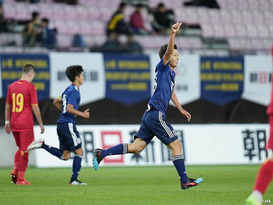 日本サッカー協会さんのインスタグラム写真 - (日本サッカー協会Instagram)「📸Match Photos② ・ U-16日本代表は6月12日(水)、インターナショナルドリームカップ2019 JAPAN presented by 朝日新聞の初戦、U-16ルーマニア代表との試合に臨みました。 ・ 1点ビハインドで前半が終了しますが、78分、代わって入ったばかりの千葉寛汰選手（清水エスパルスユース）が前線への浮き玉のパスに反応し、最後は冷静にゴールに流し込み、同点に追いつきます。 ・ 今大会規定により、試合は延長線を挟まずにPK戦へ突入。2本目後攻ルーマニアのキックをGK高橋一平選手（ヴィッセル神戸U-18）がセーブ。3本目、4本目も日本は冷静に決めると、4本目後攻のルーマニアのキックはクロスバーに当たり、PK戦を4-2で日本が勝利し、勝点2を獲得しました。※PK戦での勝利は勝点2 ・ 次戦、U-16日本代表は14日(金)にU-16ナイジェリア代表と対戦します。 ・ 🏆U-16インターナショナルドリームカップ2019 JAPAN presented by 朝日新聞 🆚U-16ルーマニア代表🇷🇴 📍ユアテックスタジアム仙台 🎫入場無料！ 📺スカパー！　/　JFATV ・ GK 12 #高橋一平	 DF 2 #諏訪間幸成	 DF 3 #松木玖生	 DF 13 #森田翔	 DF 17 #工藤孝太	 MF 7 #豊田晃大	→79' DF 5 #大迫蒼人 MF 14 #山根陸 (Cap.) MF 15 #中村仁郎	→63' MF 6 #東廉 MF 16 #山崎太新　→HT MF 8 #三木仁太 FW 11 #原直生	→HT FW 9 #勝島新之助 FW 18 #河野孝汰 →63' FW 10 #千葉寛汰 ・ #daihyo #jfa」6月13日 14時54分 - japanfootballassociation