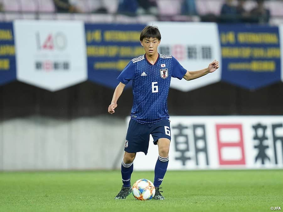 日本サッカー協会さんのインスタグラム写真 - (日本サッカー協会Instagram)「📸Match Photos② ・ U-16日本代表は6月12日(水)、インターナショナルドリームカップ2019 JAPAN presented by 朝日新聞の初戦、U-16ルーマニア代表との試合に臨みました。 ・ 1点ビハインドで前半が終了しますが、78分、代わって入ったばかりの千葉寛汰選手（清水エスパルスユース）が前線への浮き玉のパスに反応し、最後は冷静にゴールに流し込み、同点に追いつきます。 ・ 今大会規定により、試合は延長線を挟まずにPK戦へ突入。2本目後攻ルーマニアのキックをGK高橋一平選手（ヴィッセル神戸U-18）がセーブ。3本目、4本目も日本は冷静に決めると、4本目後攻のルーマニアのキックはクロスバーに当たり、PK戦を4-2で日本が勝利し、勝点2を獲得しました。※PK戦での勝利は勝点2 ・ 次戦、U-16日本代表は14日(金)にU-16ナイジェリア代表と対戦します。 ・ 🏆U-16インターナショナルドリームカップ2019 JAPAN presented by 朝日新聞 🆚U-16ルーマニア代表🇷🇴 📍ユアテックスタジアム仙台 🎫入場無料！ 📺スカパー！　/　JFATV ・ GK 12 #高橋一平	 DF 2 #諏訪間幸成	 DF 3 #松木玖生	 DF 13 #森田翔	 DF 17 #工藤孝太	 MF 7 #豊田晃大	→79' DF 5 #大迫蒼人 MF 14 #山根陸 (Cap.) MF 15 #中村仁郎	→63' MF 6 #東廉 MF 16 #山崎太新　→HT MF 8 #三木仁太 FW 11 #原直生	→HT FW 9 #勝島新之助 FW 18 #河野孝汰 →63' FW 10 #千葉寛汰 ・ #daihyo #jfa」6月13日 14時54分 - japanfootballassociation