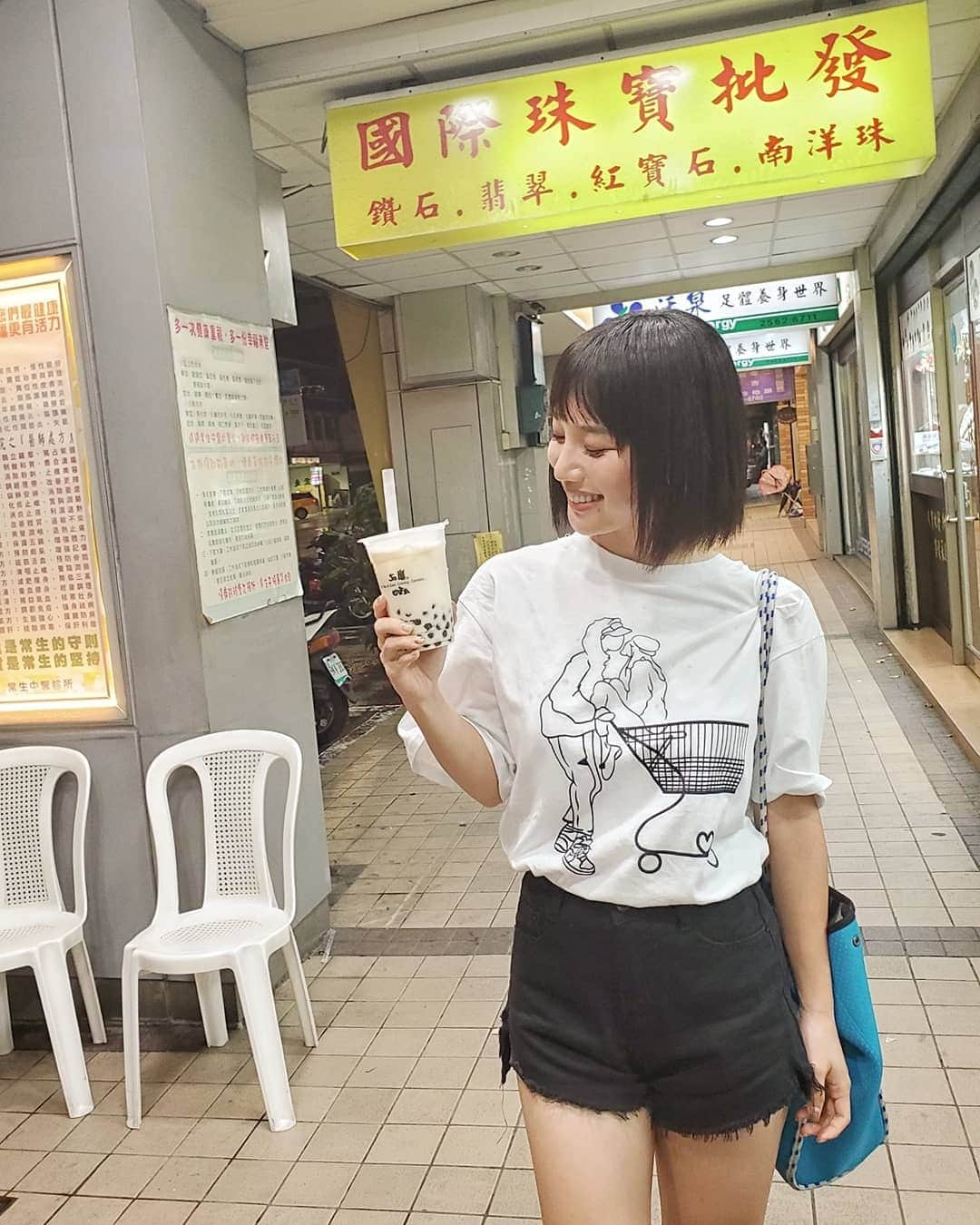 保坂玲奈さんのインスタグラム写真 - (保坂玲奈Instagram)「♡ . 質問の多かったTシャツは @17kg_official の♡ . 可愛いしTシャツって本当使いやすい🥺 . . . #17kg #イチナナキログラム #156cm #156cmコーデ #台北 #台湾 #TAIWAN #taipei #女子旅 #タビジョ #れなお旅 #台湾女子旅 #西門町 #Sサイズコーデ #スポサン #Tシャツ #Tシャツコーデ #ショートパンツ #ショーパン #totheseahawaii #tothesea #コーデ」6月13日 14時55分 - __renao_0707