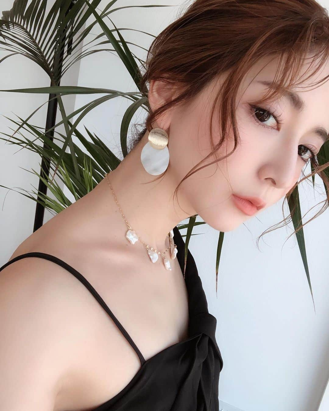 仲村美香さんのインスタグラム写真 - (仲村美香Instagram)「POP UP SHOP 先行販売商品♡♡♡ ・ ・ シェルプレートピアス・イヤリング 3,800yen 本物の貝殻（シェル）を使用しています♡ 光に当たるとキラキラ光って可愛い💕夏らしいデザイン。 ・ ・ ・ ・ 淡水パールチョーカー 7,200yen フランスから買い付けた大きめなケシパールを使用しています♡ 天然のパールなので1つ1つ違うのが特別感があって素敵です…☺️♡ チェーンはニッケルフリーで日本製のもの。 エンドパーツにも小さな淡水パールを付けてます♡ ・ ・ ・ この組み合わせ可愛くてオススメです💕 着ているTOPSは @marque_official で、こちらもPOP UPで先行販売します♡ 是非店頭でチェックして下さい☺️🌸 （ネットでの発売は未定の為、また発売する時にお知らせ致します☺️💕） ・ ・ ・ ・ #midastouch #accessory #天然石#アクセサリー#naturalstone#japan#ミダスタッチ#gold#quartz#チョーカー#ピアス#イヤリング#instagood #いいね#make#makeup#メイク#リップ#韓国コスメ #beauty#ビューティー#ボブヘア#濡れ髪」6月13日 15時15分 - mikapu0519