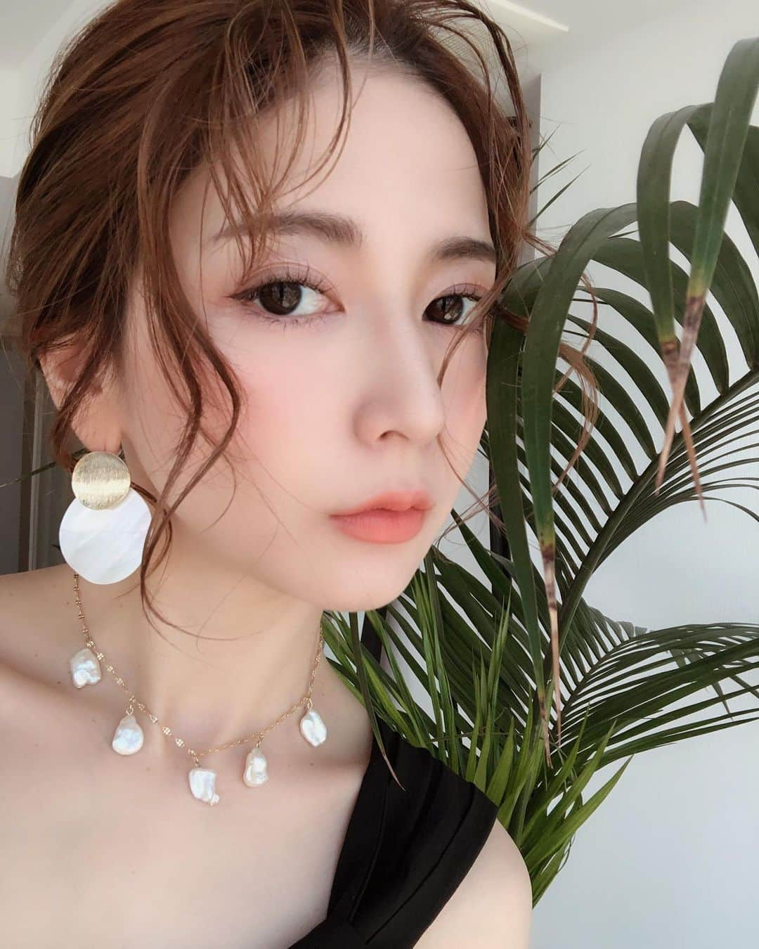 仲村美香さんのインスタグラム写真 - (仲村美香Instagram)「POP UP SHOP 先行販売商品♡♡♡ ・ ・ シェルプレートピアス・イヤリング 3,800yen 本物の貝殻（シェル）を使用しています♡ 光に当たるとキラキラ光って可愛い💕夏らしいデザイン。 ・ ・ ・ ・ 淡水パールチョーカー 7,200yen フランスから買い付けた大きめなケシパールを使用しています♡ 天然のパールなので1つ1つ違うのが特別感があって素敵です…☺️♡ チェーンはニッケルフリーで日本製のもの。 エンドパーツにも小さな淡水パールを付けてます♡ ・ ・ ・ この組み合わせ可愛くてオススメです💕 着ているTOPSは @marque_official で、こちらもPOP UPで先行販売します♡ 是非店頭でチェックして下さい☺️🌸 （ネットでの発売は未定の為、また発売する時にお知らせ致します☺️💕） ・ ・ ・ ・ #midastouch #accessory #天然石#アクセサリー#naturalstone#japan#ミダスタッチ#gold#quartz#チョーカー#ピアス#イヤリング#instagood #いいね#make#makeup#メイク#リップ#韓国コスメ #beauty#ビューティー#ボブヘア#濡れ髪」6月13日 15時15分 - mikapu0519