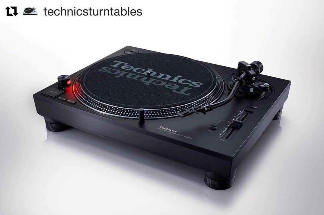 ファンクマスター・フレックスのインスタグラム：「Technics hates when I use cdjs / controllers so a pair of these just got shipped to me!🤷🏿‍♂️ Shout to the plug Ellison! @pioferro I’m back!」