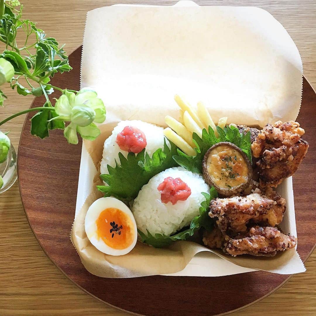 ecruのインスタグラム：「2019/06/13 (thu) 朝から出かけるので、簡単なお弁当ね〜！と、おにぎりと唐揚げに。 じっくり揚げていたら、いつもと変わらない時間になりました😅 ・ #gonben #お弁当 #obento #bento #lunch #lunchbox #food #foodpic #foodphoto #ごん弁当 #instafood #instagood #yummy #love #japan #japanesefood #大学生弁当 #thankyou #onthetable #日々 #暮らし #お弁当記録 #ランチボックス  #使い捨て弁当箱 #おにぎり #花のある暮らし」