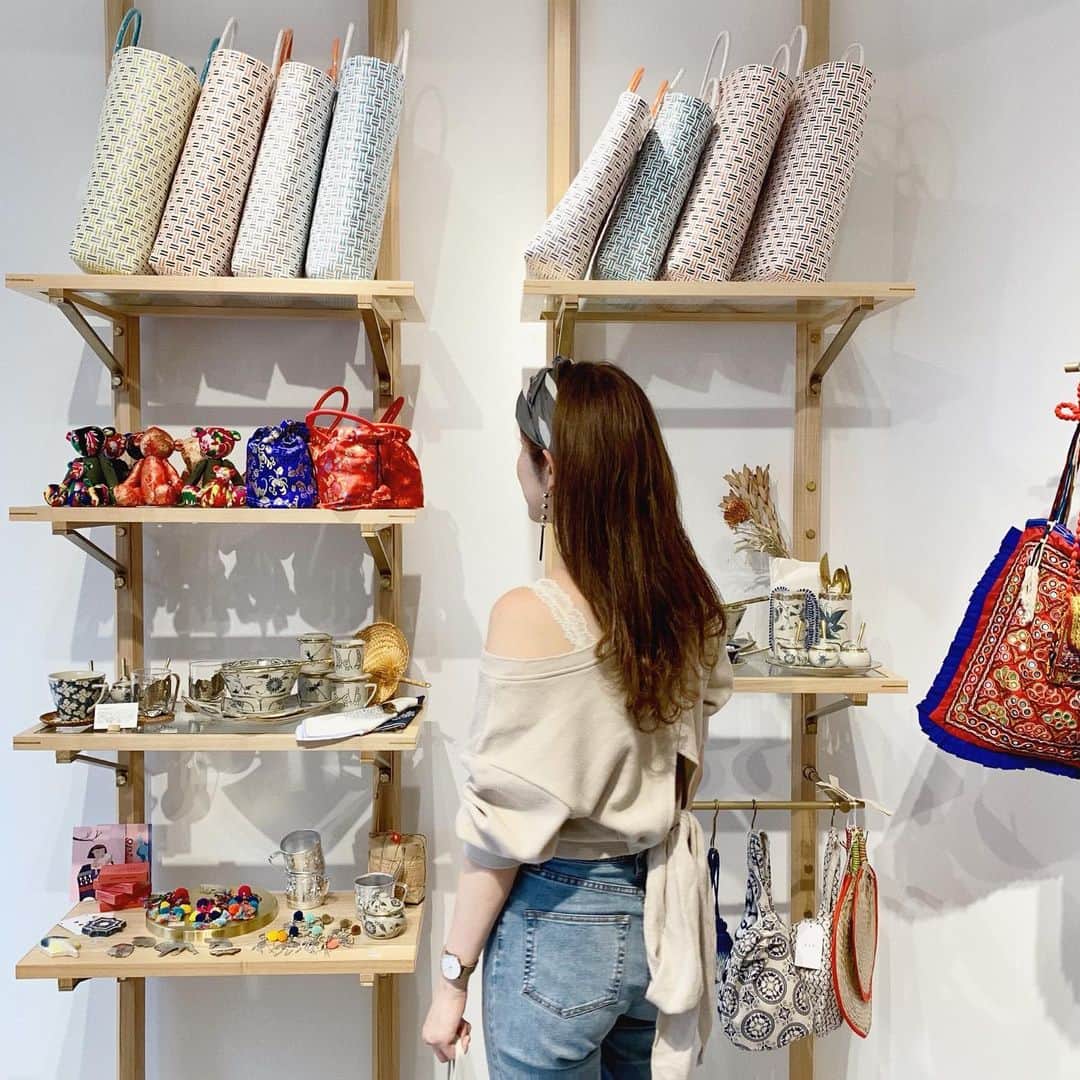 mina hinokuchiのインスタグラム：「. お気に入りのトップスとお気に入りの雑貨屋さん🇻🇳✴︎ . シンプルでカジュアルだけど 後ろのリボンがポイントになってめっちゃ可愛い💯 ベトナム雑貨が置いてる333は、バインミーも美味しくて学芸大学行ったら必ず寄ります♡ この日は友達への贈り物を購入🎁 . #whoswhochico #salonbychico #フーズフーチコ #333store #333 #学芸大学 #学芸大学カフェ」