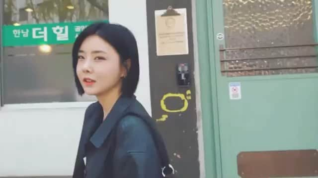 イ・ユナのインスタグラム：「유나의 풀버젼 브이로그 얼른 보러와요 🥴 . 브레이브엔터 공식 유투브에 업로드 🙂. 함께한 쑤진이 고마오 💗 . . . . #브레이브걸스 #bravegirls #yuna #유나 @u.nalee」