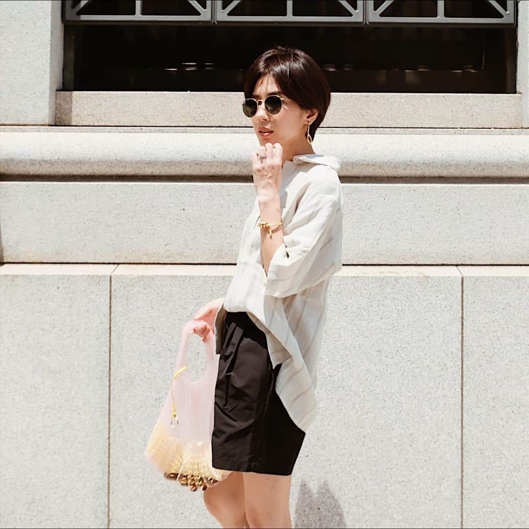 のインスタグラム：「古着みたいなゆるっとしたシャツにショートパンツでメンズライク気分🌞 * どちらも今夜22:00入荷です☺︎ * #masaco服  #MACHATT」