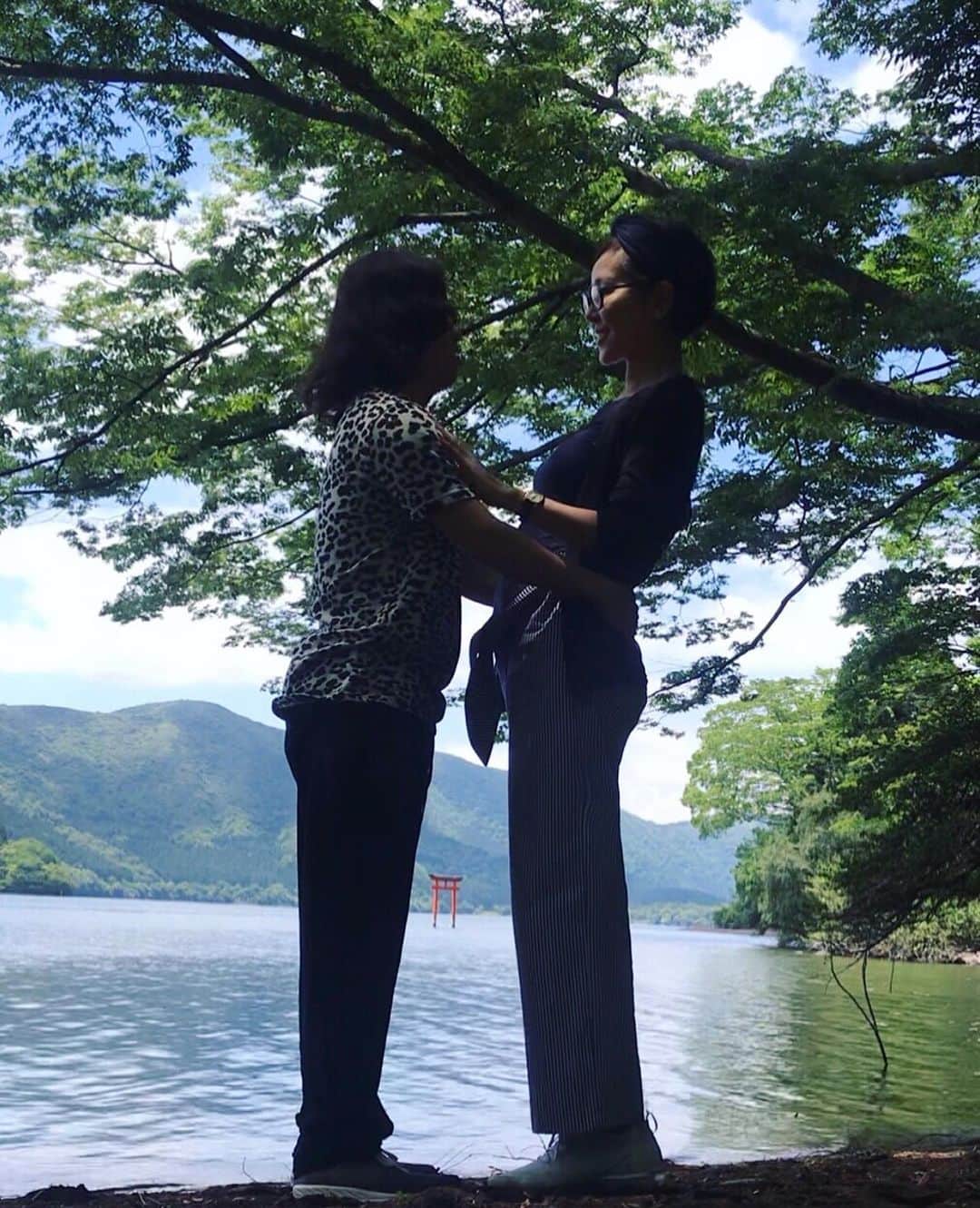金子エミさんのインスタグラム写真 - (金子エミInstagram)「２人の願いは同じ〜 心願成就  身体健全 ・2人でお水の神様に、手を合わせました。 ・ ・」6月13日 15時30分 - emikaneko1114