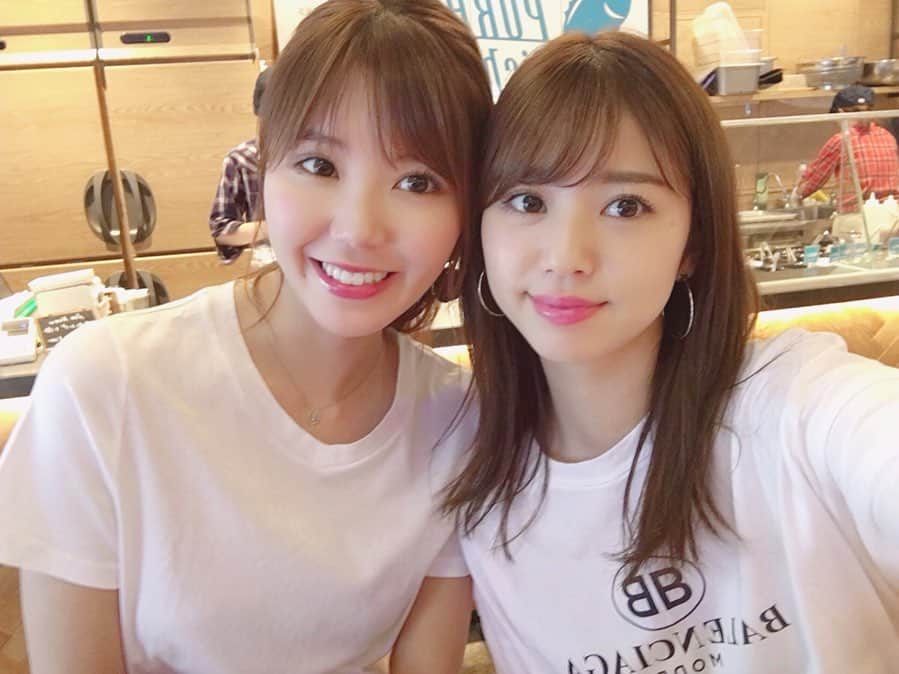 加田穂乃華のインスタグラム：「🎂Happy birthday 🥳🎈 愛しのしーちゃん！オメデト！ 数年前からの写真をさかのぼって載せてみました📸  最後のは去年のクリスマス当日にディズニーした写真🎄 チキンだけは絶対食べよ！って 謎の意気込みで頑張って並んだ記憶🤣🍗 ・ たくさん楽しい思い出があります😆 これからもよろしくね💖 #カメラ近め #顔も近め #くっつきがち #bestfriend #🤝」