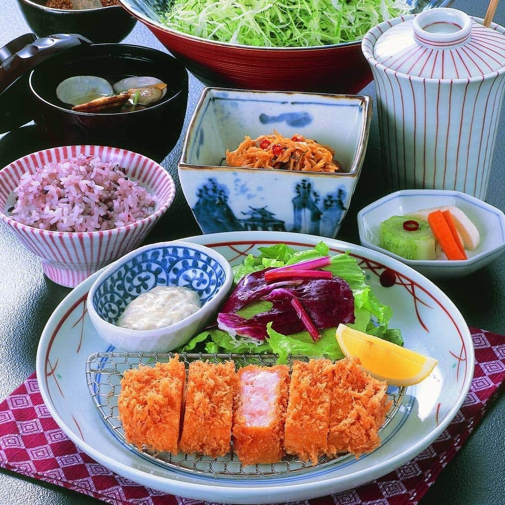 Japan Food Townさんのインスタグラム写真 - (Japan Food TownInstagram)「﻿ Few more days until the weekend.﻿ Do you need to get back the power for the rest of the week after hard working?﻿ ﻿ Tonkatsu Set of "Anzu" in Japan Food Town will be the best choice to get back the power for the rest of the week!﻿ Pork has a lot of vitamin B1 that create energy in the body so squeeze the lemon and enjoy it for your lunch or dinner.﻿ ﻿ Crispy, juicy and YUMMY Tonkatsu Set will give you a power for the rest of the week also, it will make you YUMMY smile!!﻿ ﻿ Ask your colleagues, friends to join and visit "Anzu" in Japan Food Town today!﻿ ﻿ Japan Food Town is located at 435 Orchard Road, Wisma Atria Unit 04-39/54.﻿ Anzu is located at Wisma Atria #04-39/54 in Japan Food Town.﻿ ﻿ さあ、あと数日で楽しい週末。﻿ 今週もお仕事を頑張ってお疲れ気味。。。残りの週にパワー補給が必要なみなさん！﻿ ﻿ Japan Food Town内の「あんず」のとんかつセットはパワー補給に最適ですよ！﻿ 豚肉には体にエネルギーを作るビタミンB1が豊富に含まれていますのでレモンをギューっと絞ってランチやディナーにお召し上がり下さいね。﻿ ﻿ サクサク衣とジューシーで美味しいとんかつセットを召し上がればきっと残りの週にパワー補給出来ますよ。そして美味しい笑顔になれると思います！﻿ ﻿ さあ、お疲れ気味の同僚の方々やご友人も誘って今日のお食事はJapan Food Town内の「あんず」で決まり！﻿ ﻿ Japan Food Townは435 Orchard Road, Wisma Atria Unit 04-39/54にあります。﻿ あんずはJapan Food Town内、Wisma Atria #04-39/54にあります。﻿ ﻿ #anzu #servicelunchbento #bento #tonkatsu #limited⁣﻿ #japanfoodtown #japanesfood #eatoutsg #sgeat #foodloversg#sgfoodporn #sgfoodsteps #instafoodsg #japanesefoodsg #foodsg#orchard #sgfood #powermeal #foodstagram #singapore #wismaatria #ジャパンフードタウン #シンガポール #あんず #サービスランチ弁当 #トンカツ #小鉢 #美しい﻿ ﻿ ﻿ ﻿ ﻿ ﻿ ﻿」6月13日 15時31分 - japanfoodtown