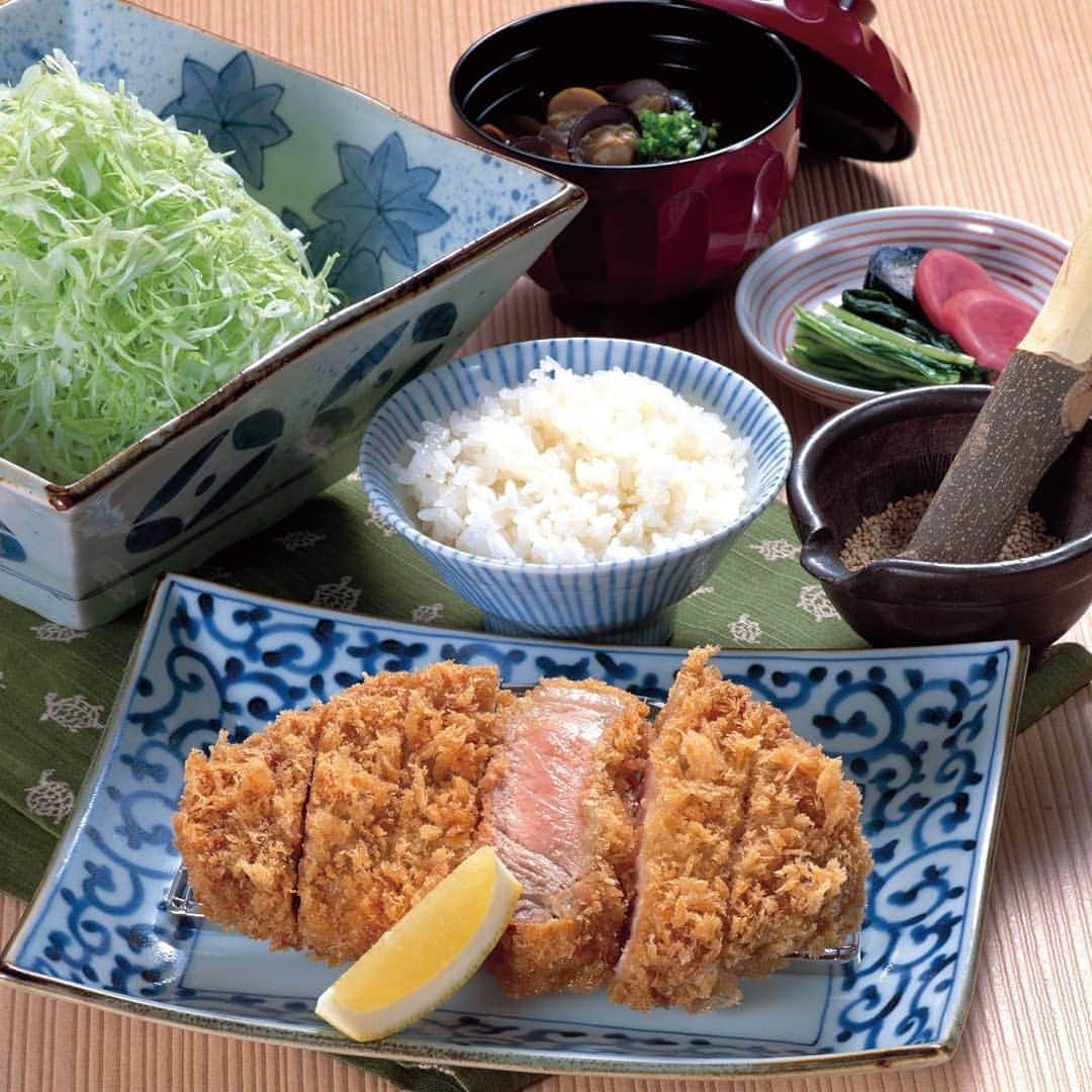 Japan Food Townさんのインスタグラム写真 - (Japan Food TownInstagram)「﻿ Few more days until the weekend.﻿ Do you need to get back the power for the rest of the week after hard working?﻿ ﻿ Tonkatsu Set of "Anzu" in Japan Food Town will be the best choice to get back the power for the rest of the week!﻿ Pork has a lot of vitamin B1 that create energy in the body so squeeze the lemon and enjoy it for your lunch or dinner.﻿ ﻿ Crispy, juicy and YUMMY Tonkatsu Set will give you a power for the rest of the week also, it will make you YUMMY smile!!﻿ ﻿ Ask your colleagues, friends to join and visit "Anzu" in Japan Food Town today!﻿ ﻿ Japan Food Town is located at 435 Orchard Road, Wisma Atria Unit 04-39/54.﻿ Anzu is located at Wisma Atria #04-39/54 in Japan Food Town.﻿ ﻿ さあ、あと数日で楽しい週末。﻿ 今週もお仕事を頑張ってお疲れ気味。。。残りの週にパワー補給が必要なみなさん！﻿ ﻿ Japan Food Town内の「あんず」のとんかつセットはパワー補給に最適ですよ！﻿ 豚肉には体にエネルギーを作るビタミンB1が豊富に含まれていますのでレモンをギューっと絞ってランチやディナーにお召し上がり下さいね。﻿ ﻿ サクサク衣とジューシーで美味しいとんかつセットを召し上がればきっと残りの週にパワー補給出来ますよ。そして美味しい笑顔になれると思います！﻿ ﻿ さあ、お疲れ気味の同僚の方々やご友人も誘って今日のお食事はJapan Food Town内の「あんず」で決まり！﻿ ﻿ Japan Food Townは435 Orchard Road, Wisma Atria Unit 04-39/54にあります。﻿ あんずはJapan Food Town内、Wisma Atria #04-39/54にあります。﻿ ﻿ #anzu #servicelunchbento #bento #tonkatsu #limited⁣﻿ #japanfoodtown #japanesfood #eatoutsg #sgeat #foodloversg#sgfoodporn #sgfoodsteps #instafoodsg #japanesefoodsg #foodsg#orchard #sgfood #powermeal #foodstagram #singapore #wismaatria #ジャパンフードタウン #シンガポール #あんず #サービスランチ弁当 #トンカツ #小鉢 #美しい﻿ ﻿ ﻿ ﻿ ﻿ ﻿ ﻿」6月13日 15時31分 - japanfoodtown