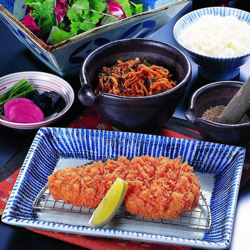 Japan Food Townさんのインスタグラム写真 - (Japan Food TownInstagram)「﻿ Few more days until the weekend.﻿ Do you need to get back the power for the rest of the week after hard working?﻿ ﻿ Tonkatsu Set of "Anzu" in Japan Food Town will be the best choice to get back the power for the rest of the week!﻿ Pork has a lot of vitamin B1 that create energy in the body so squeeze the lemon and enjoy it for your lunch or dinner.﻿ ﻿ Crispy, juicy and YUMMY Tonkatsu Set will give you a power for the rest of the week also, it will make you YUMMY smile!!﻿ ﻿ Ask your colleagues, friends to join and visit "Anzu" in Japan Food Town today!﻿ ﻿ Japan Food Town is located at 435 Orchard Road, Wisma Atria Unit 04-39/54.﻿ Anzu is located at Wisma Atria #04-39/54 in Japan Food Town.﻿ ﻿ さあ、あと数日で楽しい週末。﻿ 今週もお仕事を頑張ってお疲れ気味。。。残りの週にパワー補給が必要なみなさん！﻿ ﻿ Japan Food Town内の「あんず」のとんかつセットはパワー補給に最適ですよ！﻿ 豚肉には体にエネルギーを作るビタミンB1が豊富に含まれていますのでレモンをギューっと絞ってランチやディナーにお召し上がり下さいね。﻿ ﻿ サクサク衣とジューシーで美味しいとんかつセットを召し上がればきっと残りの週にパワー補給出来ますよ。そして美味しい笑顔になれると思います！﻿ ﻿ さあ、お疲れ気味の同僚の方々やご友人も誘って今日のお食事はJapan Food Town内の「あんず」で決まり！﻿ ﻿ Japan Food Townは435 Orchard Road, Wisma Atria Unit 04-39/54にあります。﻿ あんずはJapan Food Town内、Wisma Atria #04-39/54にあります。﻿ ﻿ #anzu #servicelunchbento #bento #tonkatsu #limited⁣﻿ #japanfoodtown #japanesfood #eatoutsg #sgeat #foodloversg#sgfoodporn #sgfoodsteps #instafoodsg #japanesefoodsg #foodsg#orchard #sgfood #powermeal #foodstagram #singapore #wismaatria #ジャパンフードタウン #シンガポール #あんず #サービスランチ弁当 #トンカツ #小鉢 #美しい﻿ ﻿ ﻿ ﻿ ﻿ ﻿ ﻿」6月13日 15時31分 - japanfoodtown