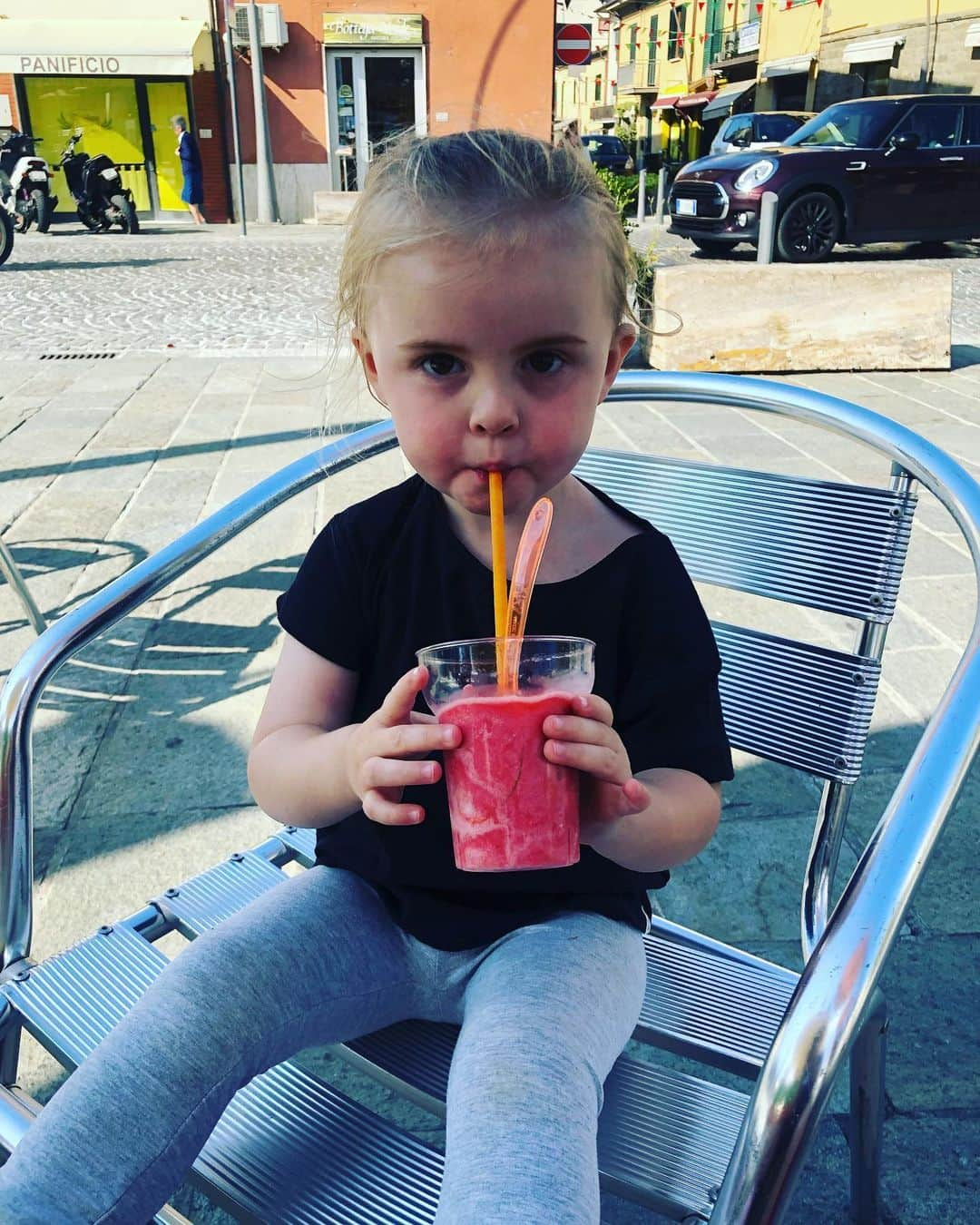 カル・クラッチローさんのインスタグラム写真 - (カル・クラッチローInstagram)「Willow just happy to cool down with a “slush” 😍❤️🍓」6月13日 6時43分 - calcrutchlow