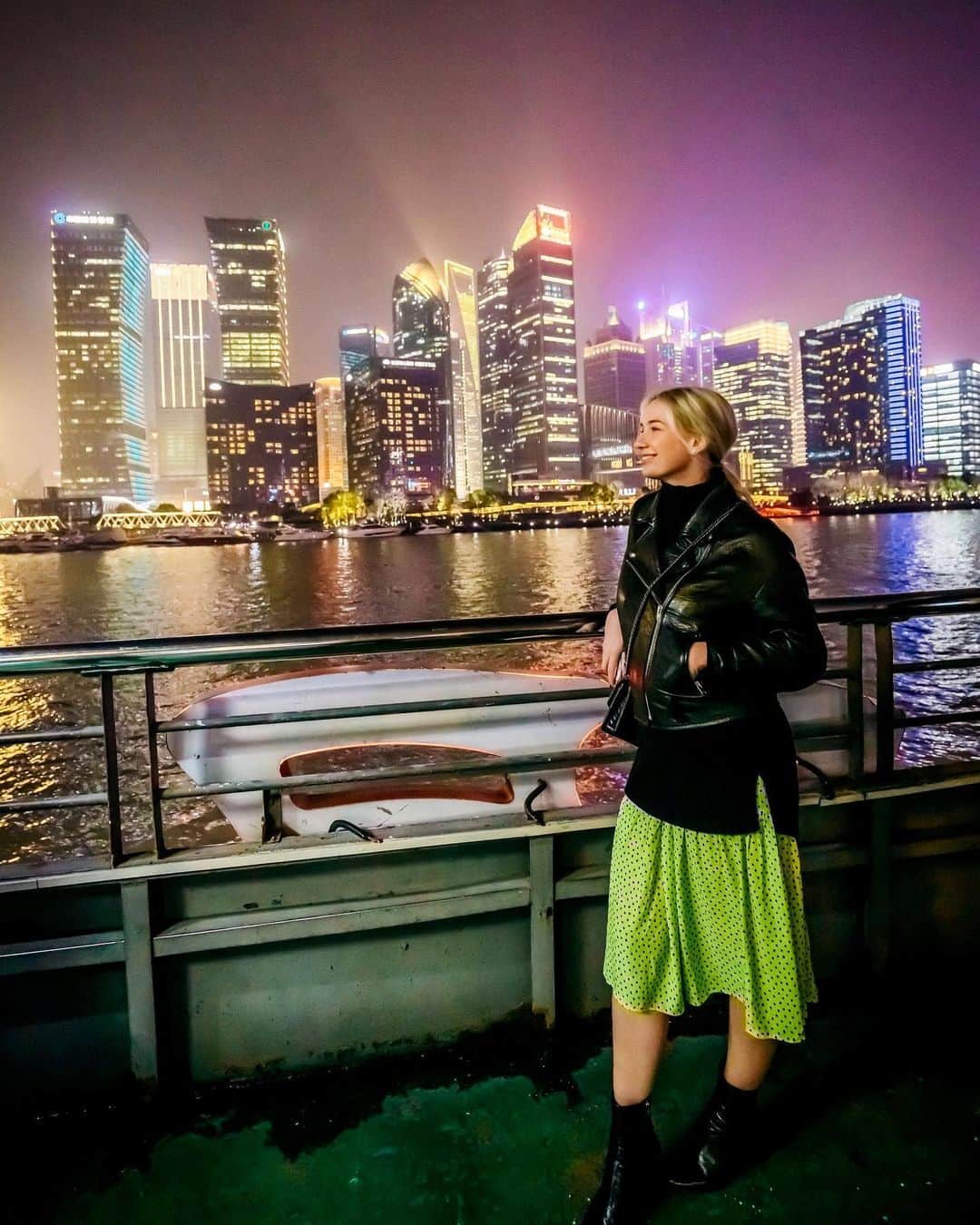 リッツ・カールトンさんのインスタグラム写真 - (リッツ・カールトンInstagram)「Bright lights illuminate the city as @TravelWriteDraw explores the exciting streets of #Shanghai. ⁣ ⁣ #Pudong #China #Huangpu #HuangpuRiver #TravelAsia #TheBund #cityscape #cityview #nightlights #view #citylights #skyline #excitement #explore #brightlights #travel #travelgram #Instatravel #traveldiaries #RCPartner」6月13日 6時49分 - ritzcarlton