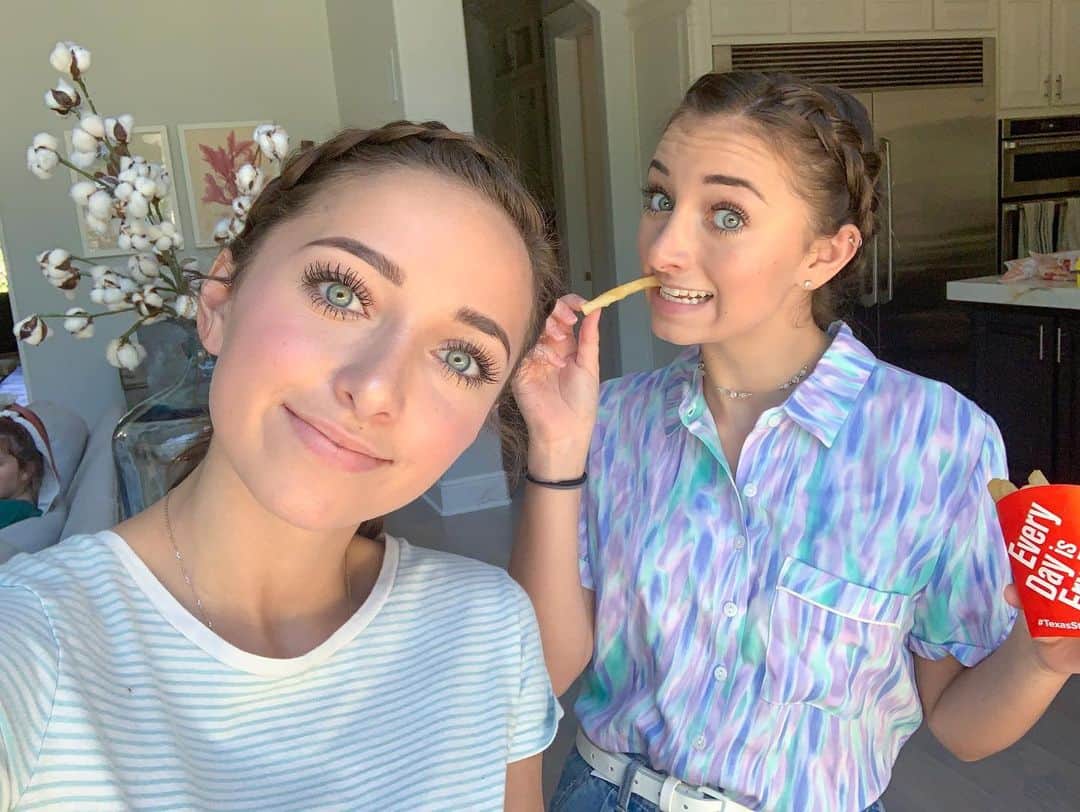 Brooklyn and Baileyさんのインスタグラム写真 - (Brooklyn and BaileyInstagram)「Ordering what the person in front of us ordered for 24 hours can get a little interesting..... link in bio to watch!!」6月13日 6時57分 - brooklynandbailey