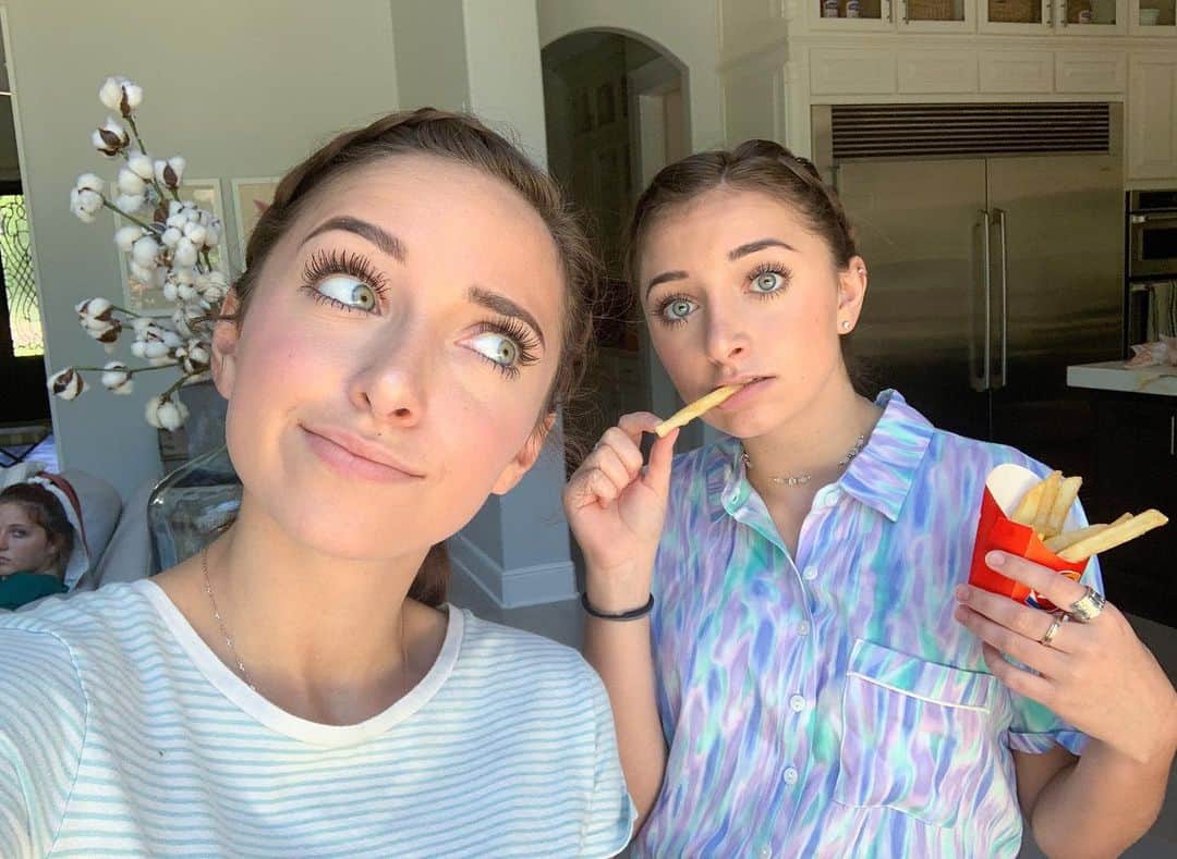 Brooklyn and Baileyさんのインスタグラム写真 - (Brooklyn and BaileyInstagram)「Ordering what the person in front of us ordered for 24 hours can get a little interesting..... link in bio to watch!!」6月13日 6時57分 - brooklynandbailey