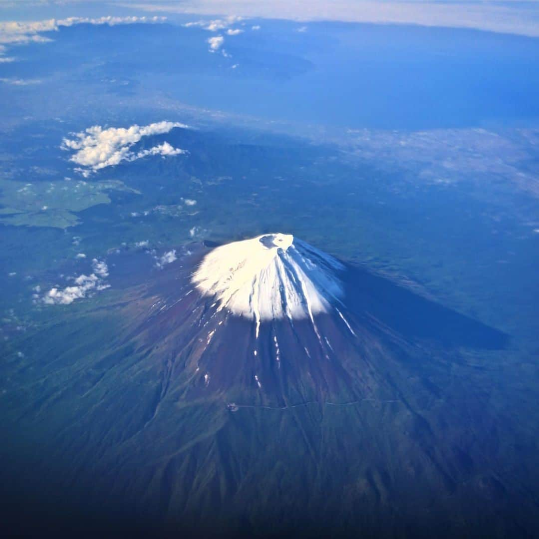 ヤマザキマリさんのインスタグラム写真 - (ヤマザキマリInstagram)「朝6時半。富士山のてっぺん付近通過中」6月13日 6時58分 - thermariyamazaki