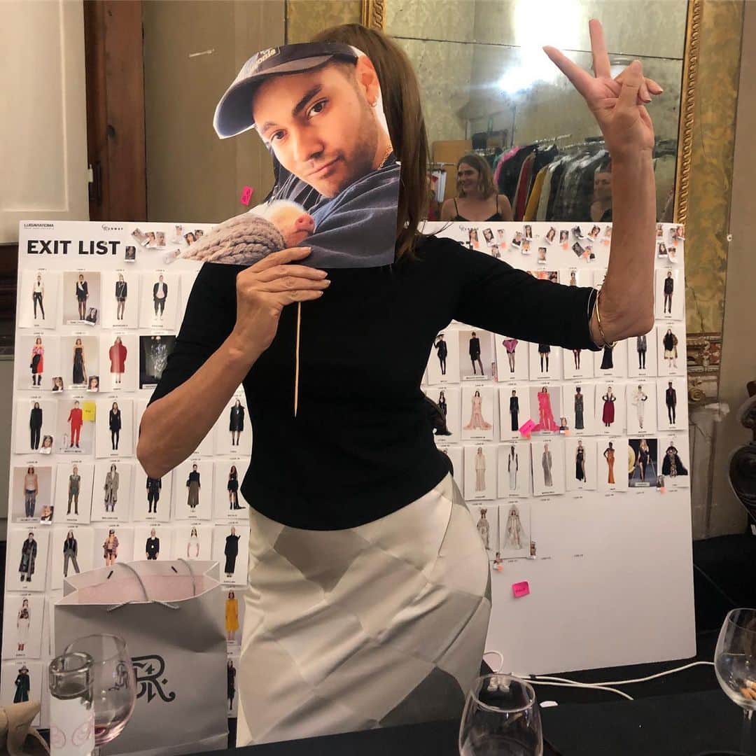カリーヌ・ロワトフェルドのインスタグラム：「Happy birthday to the one and only @ronnie_hart 🖤🎂🥂」