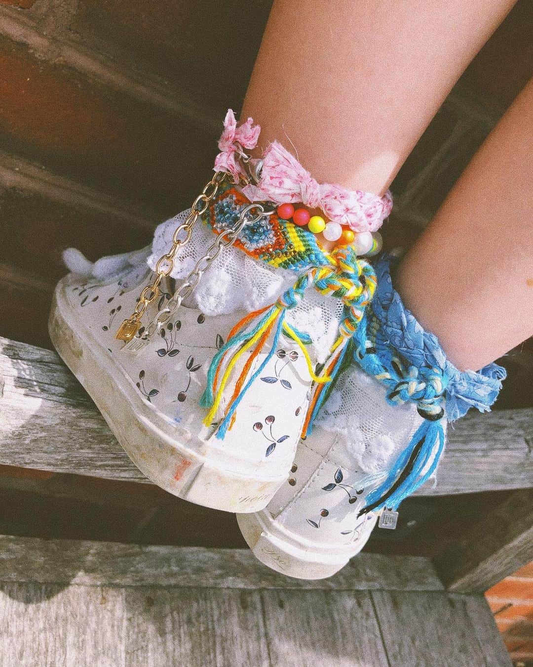 ダニジョーのインスタグラム：「All the cool kids are wearing it 🤣🌈🏄‍♀️💖💥 #dannijokids」