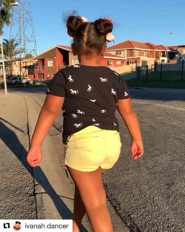 クレア・ホルトのインスタグラム：「Please please let my kid be this swaggy pleaseeee 🙏」
