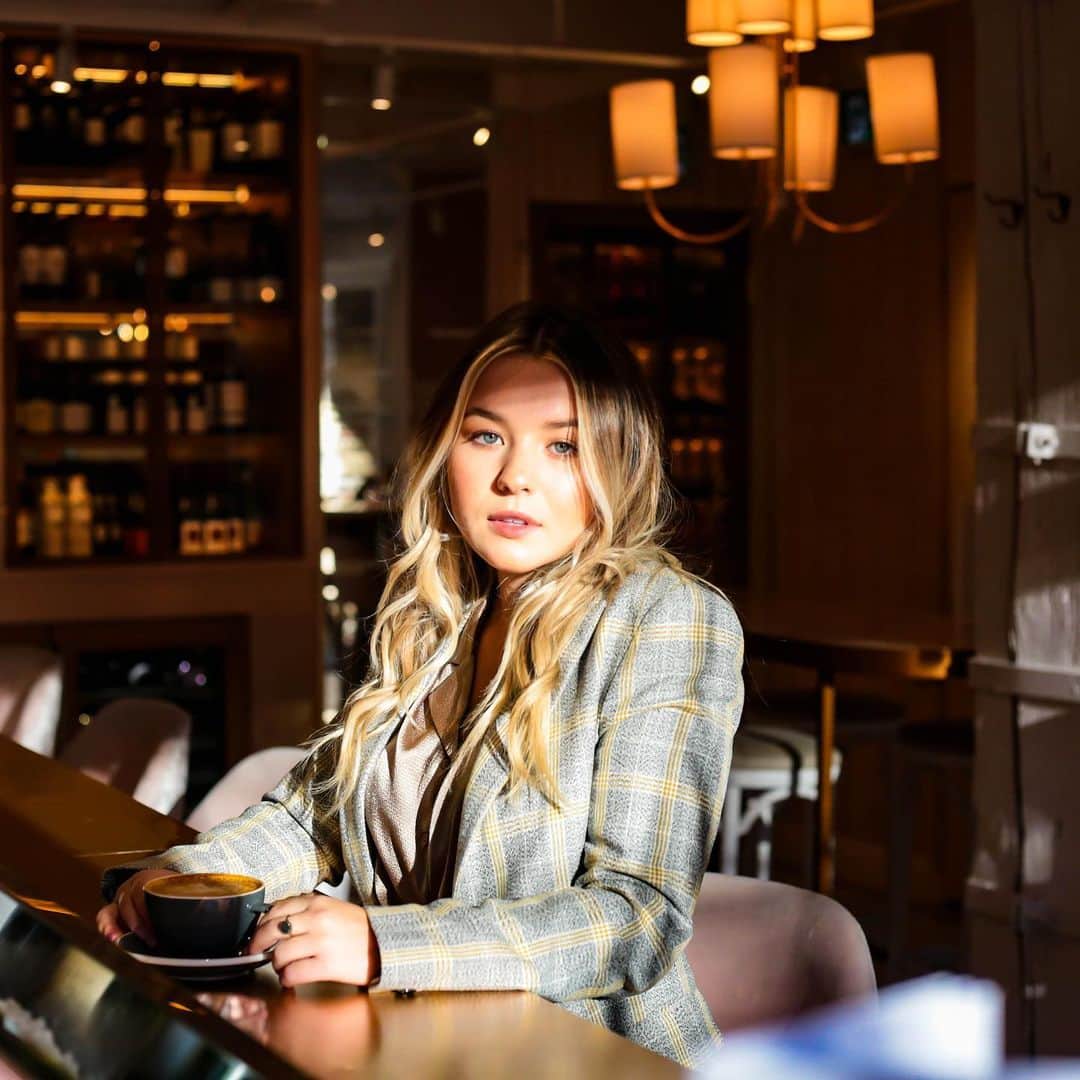 トーリ・ウェブスターのインスタグラム：「Lately I’ve been thinking about how much I have accomplished at 22 years old. And yes, soon Taylor Swifts anthem will be lost on me at the ripe age of 23, and another year will pass me by. But, all the while I am feeling a zest for life, and am overwhelmed with gratitude that some of you have taken the risk to listen to my new work and venture @poddytalkpodcast 🎙  You’ve given me the chance to stretch my creative muscles in a different way - and to me this is priceless. I think you can really tell my humour and heart in this podcast - a story images on social media could never tell! So thank you for embracing me while I sh*t talk myself, it’s genuinely the wish of any creative to share a little laugh with the world ♥️✍🏼 Special love as well to my co-host and BFF @jaclynforbes without whom this would not be possible (or manifested into being). Link in bio to catch EP- 4 out now!  #PoddyTalk #Podcast #NewEpisode」