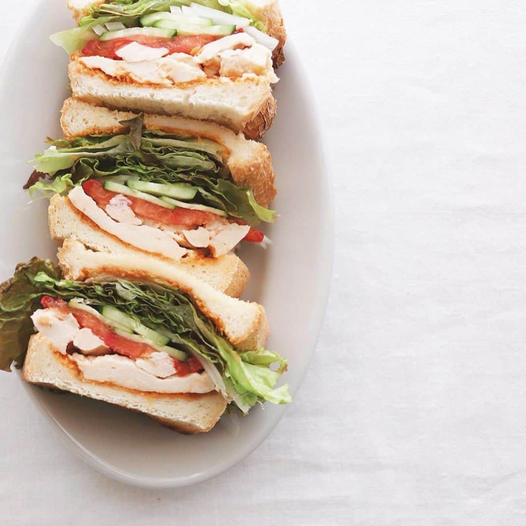樋口正樹さんのインスタグラム写真 - (樋口正樹Instagram)「Sandwich 🥪 . 今朝はサンドイッチ。 具はレタス、ささみ、 トマト、玉葱、胡瓜。 味付けはラブパクで エスニックな感じに。 タカキベーカリーの イギリスパンを使い、 耳付きのままカット、 食べやすく３等分に。 👉@takaki_bakery_official . . #サンドイッチ #レタス #トマト #玉葱 #キュウリ #鶏ささみ #イギリスパン #タカキベーカリー #石窯パン #パン部 #朝ごはん #朝ごパン #パンスタグラム #パン大好き #ラブパク食堂 #ラブパクチーソース #lovepakcheesauce #breakfastsandwich #sandwich」6月13日 7時11分 - higuccini