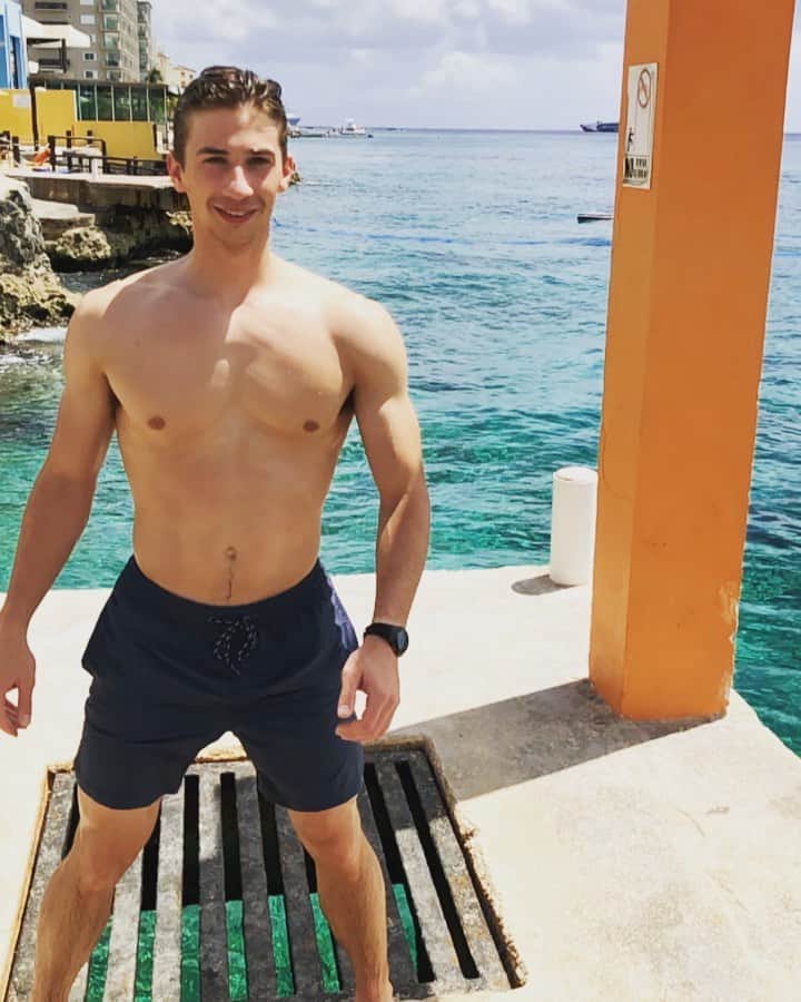 ティモシー・ドレンスキーのインスタグラム：「Tricks. 😄☀️」