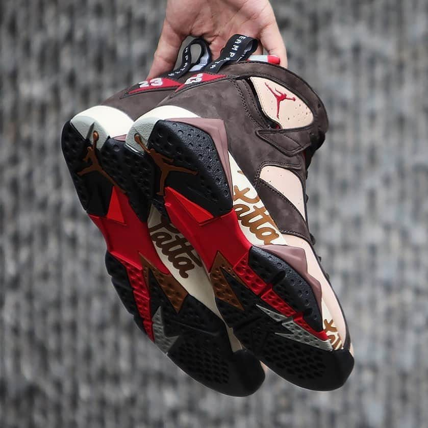 Sneaker News x Jordans Dailyさんのインスタグラム写真 - (Sneaker News x Jordans DailyInstagram)「@gc911 with a detailed look at the brighter pair of Patta x Air Jordan 7s 😤 Will you be copping on June 15th? Link in bio for more details #jordansdaily」6月13日 7時17分 - jordansdaily