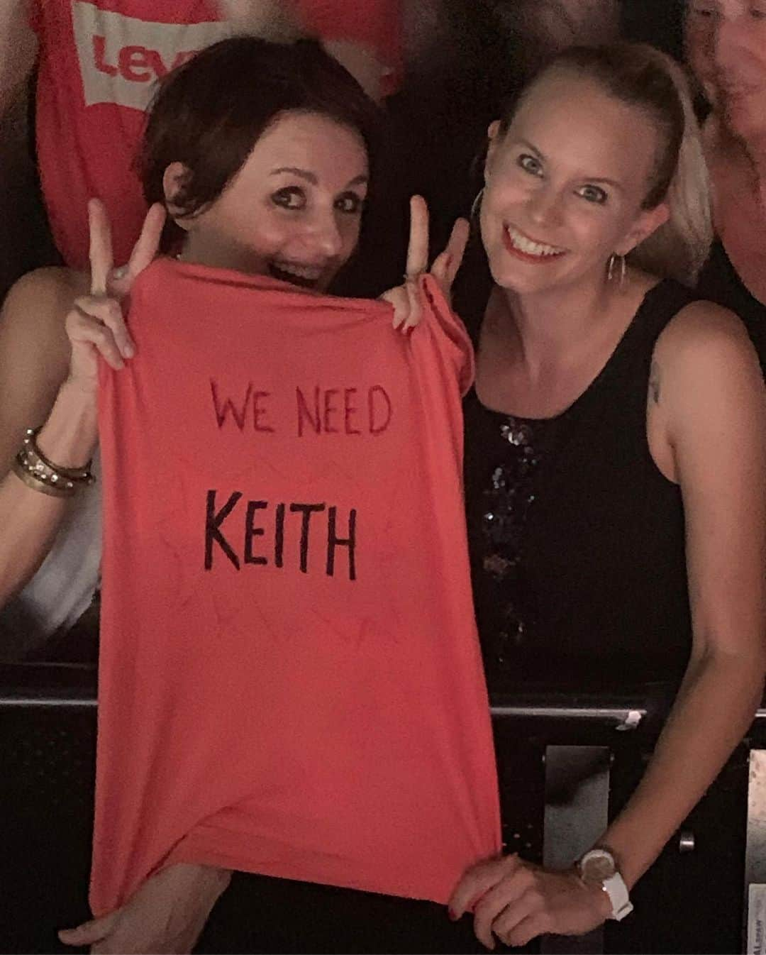 ブライアン・アダムスさんのインスタグラム写真 - (ブライアン・アダムスInstagram)「Stuttgart, Germany A rockin night, thank you ❤️👏🏻 lots of love for @keithscott99 and some memorabilia from 30 years ago #bryanadamsshinealight」6月13日 7時17分 - bryanadams