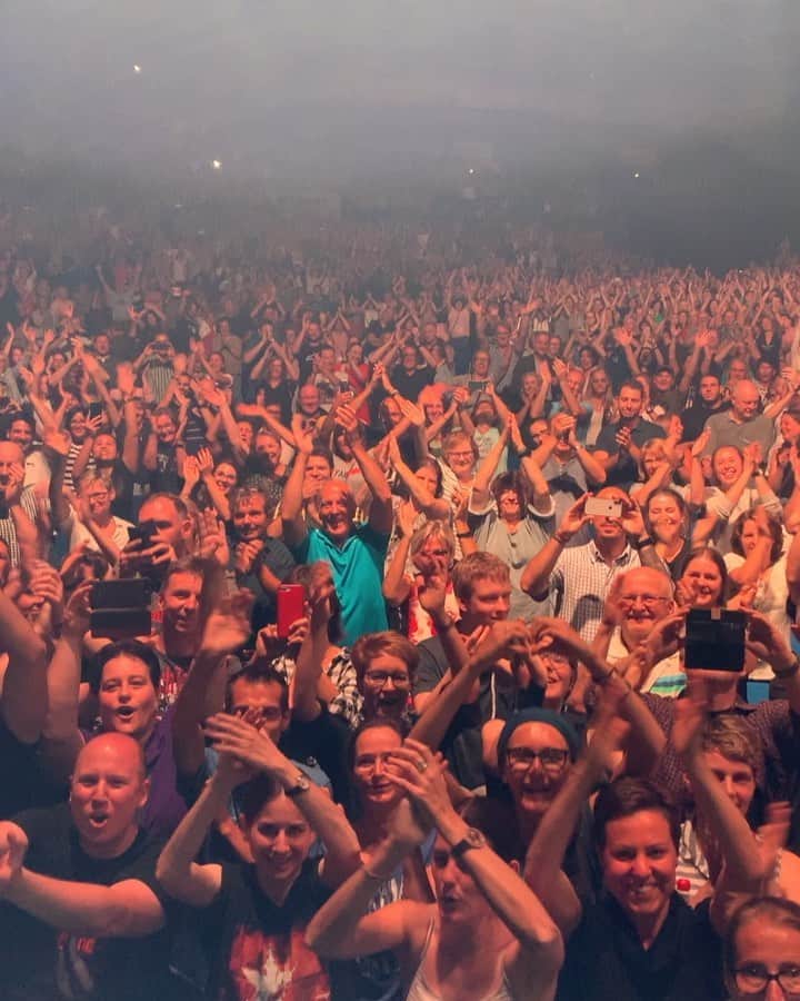 ブライアン・アダムスのインスタグラム：「Stuttgart, Germany A rockin night, thank you ❤️👏🏻 lots of love for @keithscott99 and some memorabilia from 30 years ago #bryanadamsshinealight」