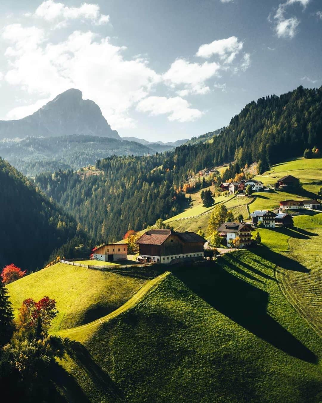 BEAUTIFUL DESTINATIONSさんのインスタグラム写真 - (BEAUTIFUL DESTINATIONSInstagram)「@johnedwardjames shares his dream home in the Dolomites! Where is your dream home? 🏠(📷: @johnedwardjames 📍: Dolomiti)」6月13日 7時19分 - beautifuldestinations