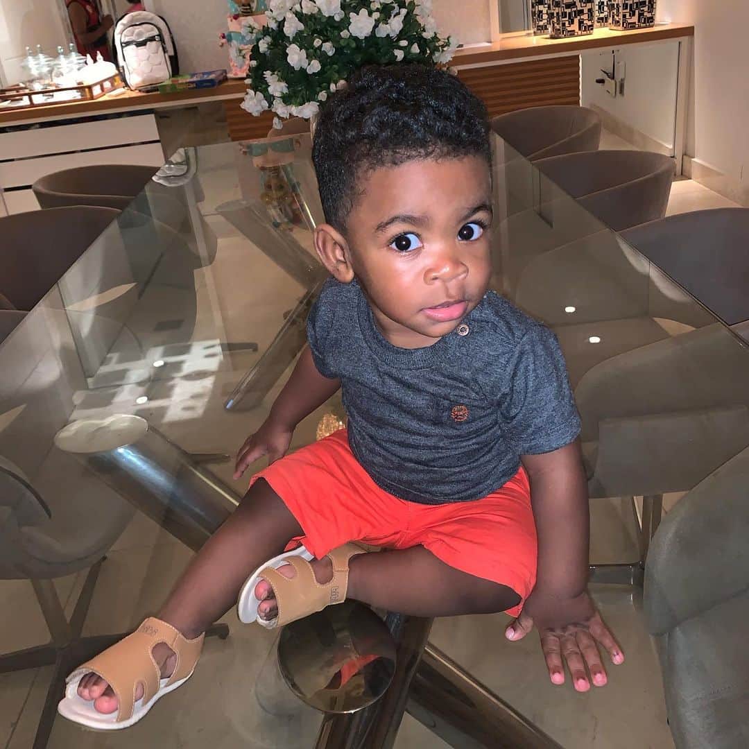 ヴィニシウス・ジュニオールのインスタグラム：「Aniversário do nosso mascote e mais lindo da família, o único que parece comigo hahahha! Te amo muito, irmão! 😍❤️」