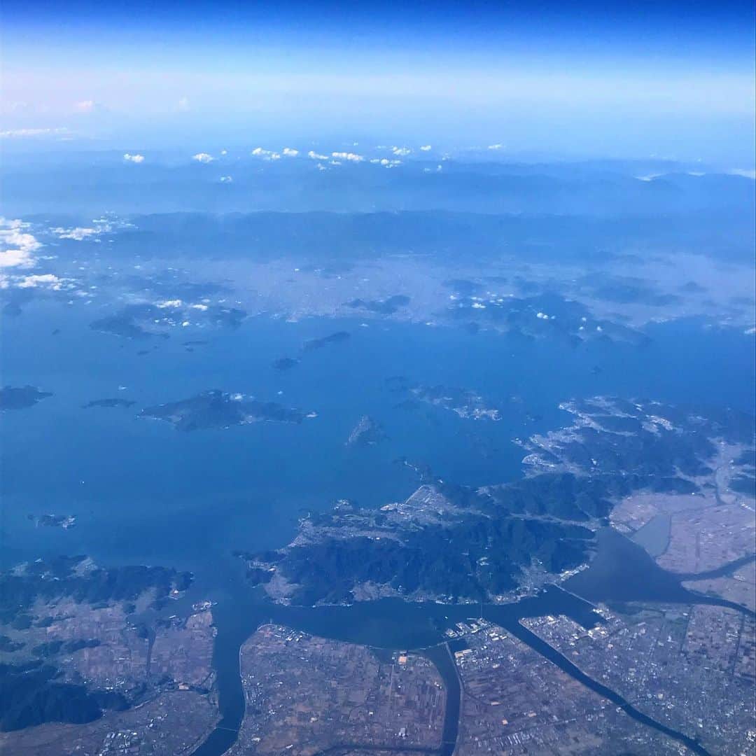 ヤマザキマリさんのインスタグラム写真 - (ヤマザキマリInstagram)「岡山上空からかつて取材で訪れた直島、男木島、女木島が見える。みなさんお元気でしょうか。」6月13日 7時36分 - thermariyamazaki